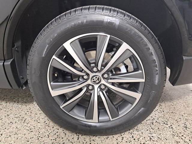 Used 2024 Toyota Venza LE image 8