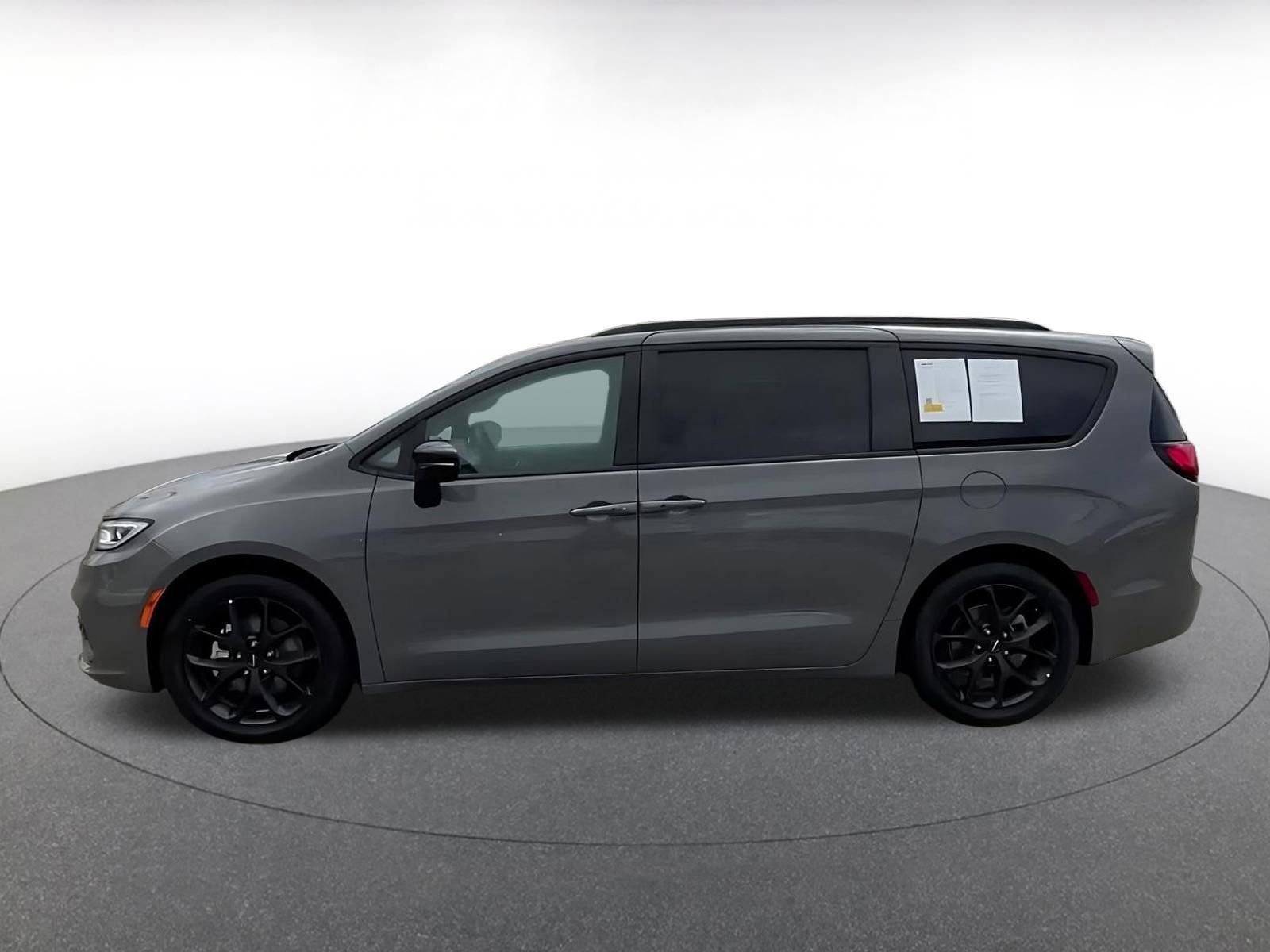 Used 2025 Chrysler Pacifica Limited image 9