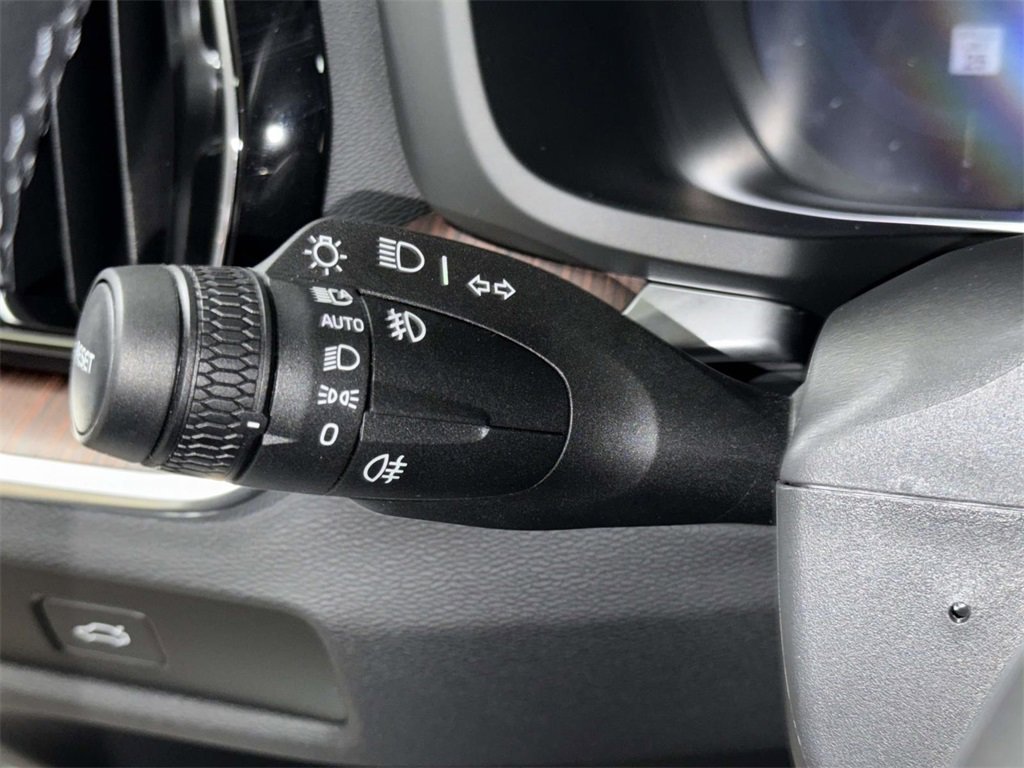 Used 2025 Volvo V60 B5 Cross Country Plus image 28