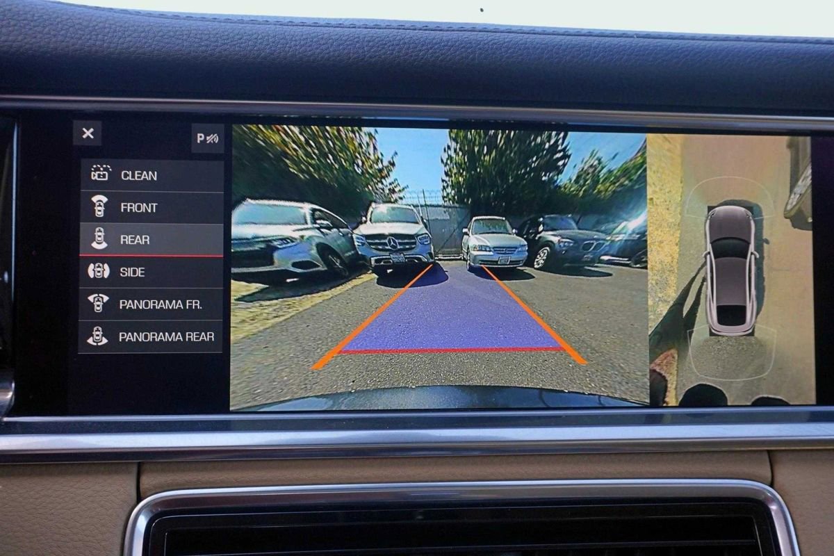 Used 2021 Porsche Panamera w/ Premium Package image 30