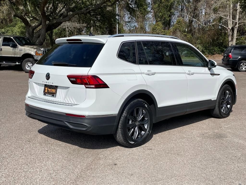 Used 2022 Volkswagen Tiguan SE image 3