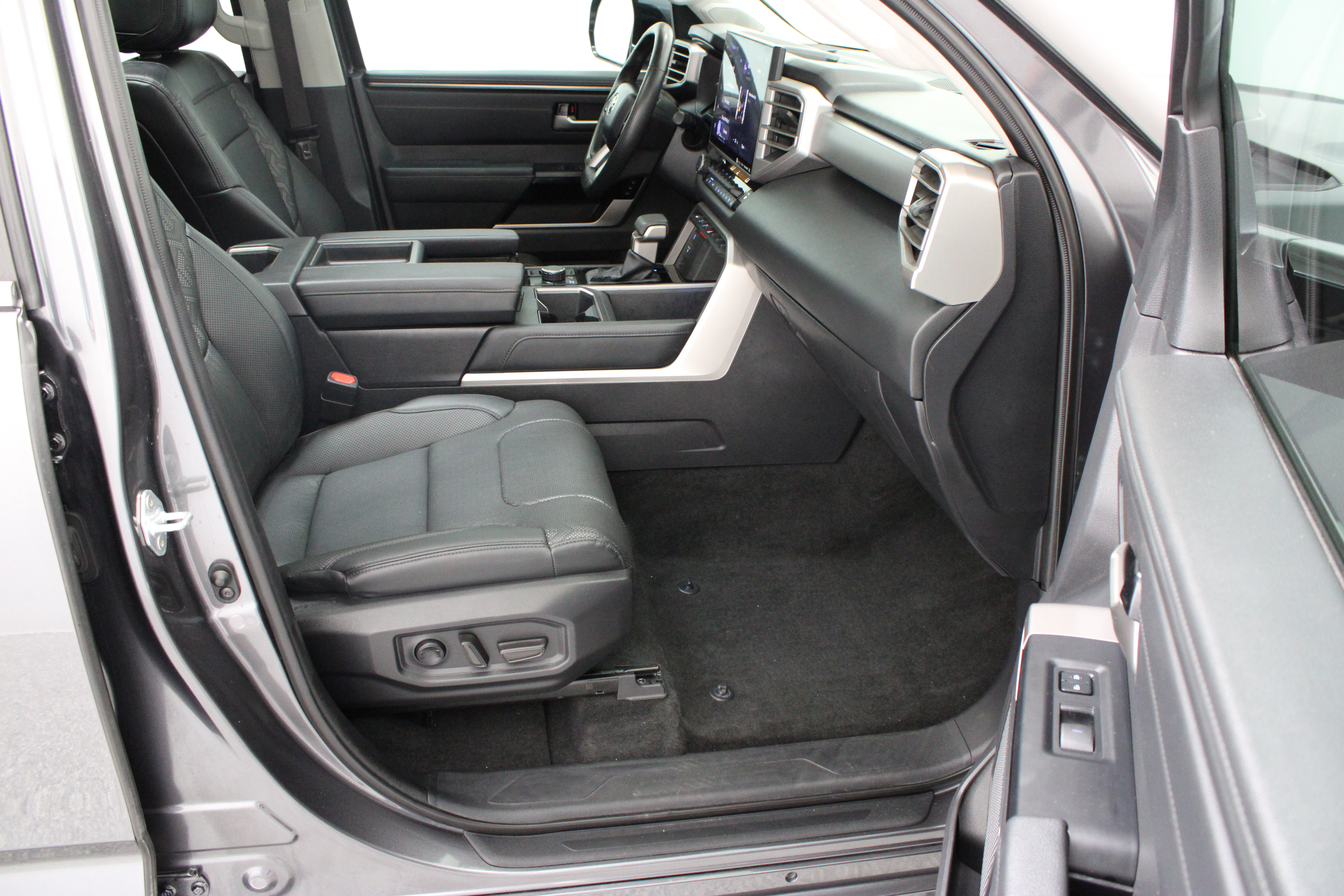 Used 2024 Toyota Tundra Limited AWD/4WD image 40