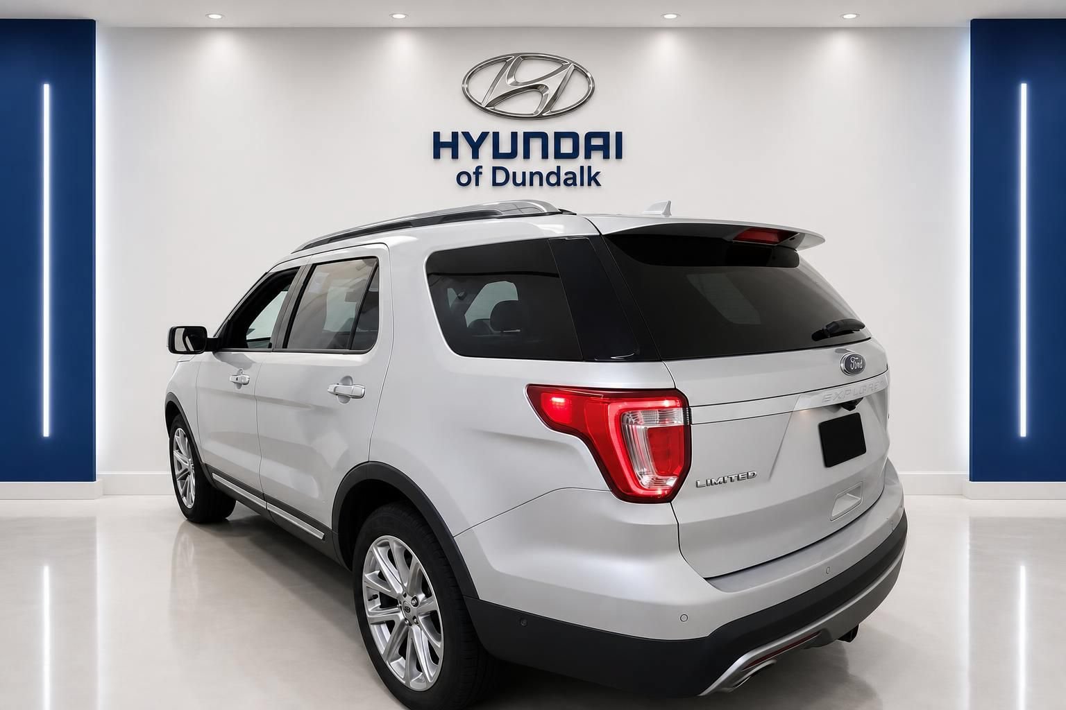Used 2017 Ford Explorer Limited w/ Equipment Group 303A AWD/4WD image 4