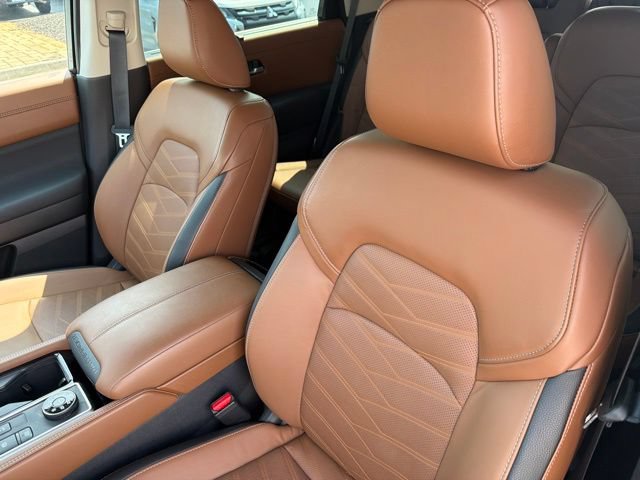 Used 2025 Nissan Pathfinder Platinum AWD/4WD image 15