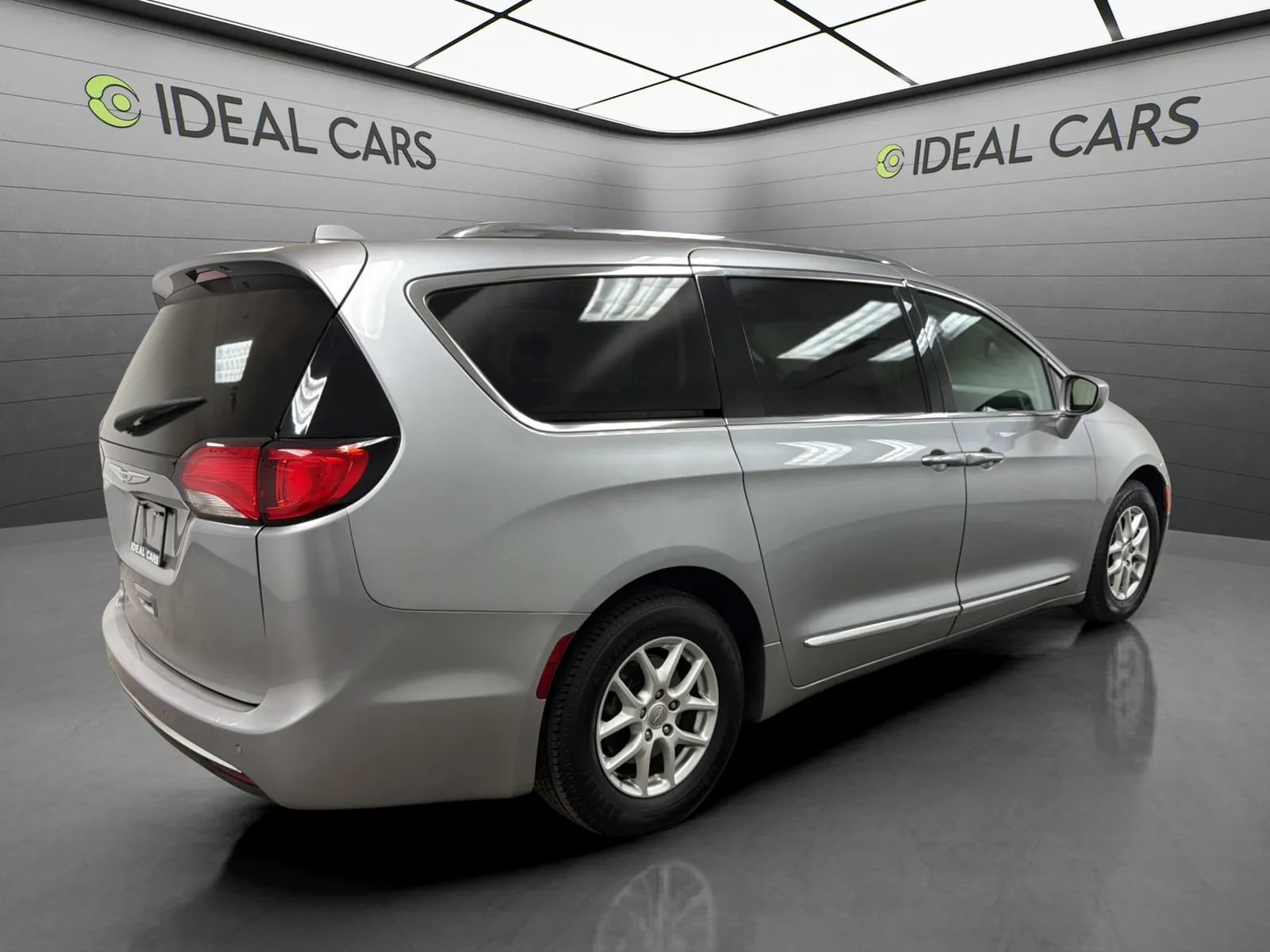 Used 2020 Chrysler Pacifica Touring-L FWD image 5