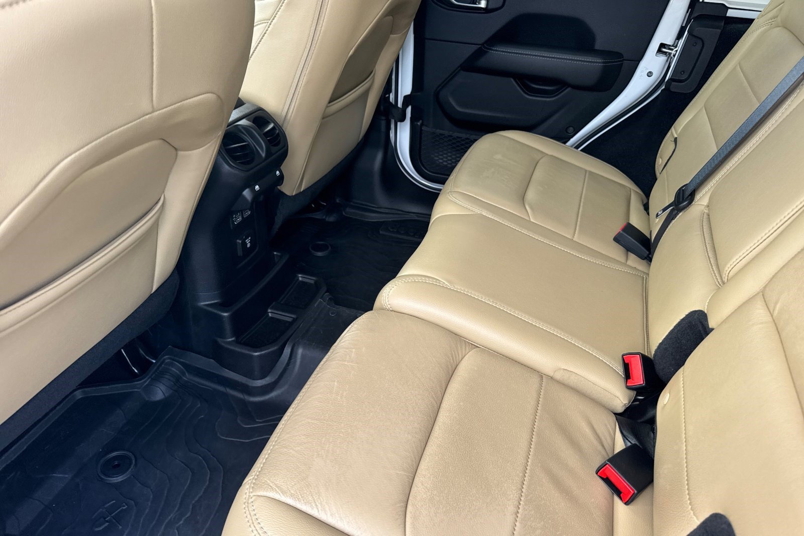 Used 2018 Jeep Wrangler Unlimited Sahara AWD/4WD image 27