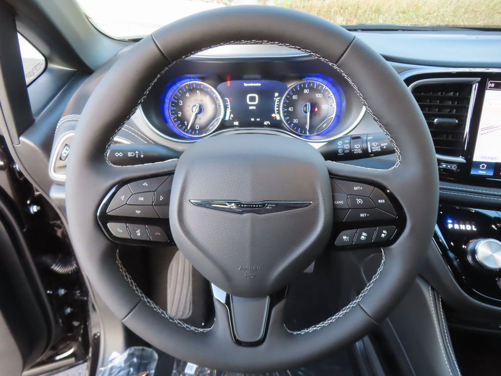 New 2026 Chrysler Pacifica Limited w/ S Appearance Package image 4