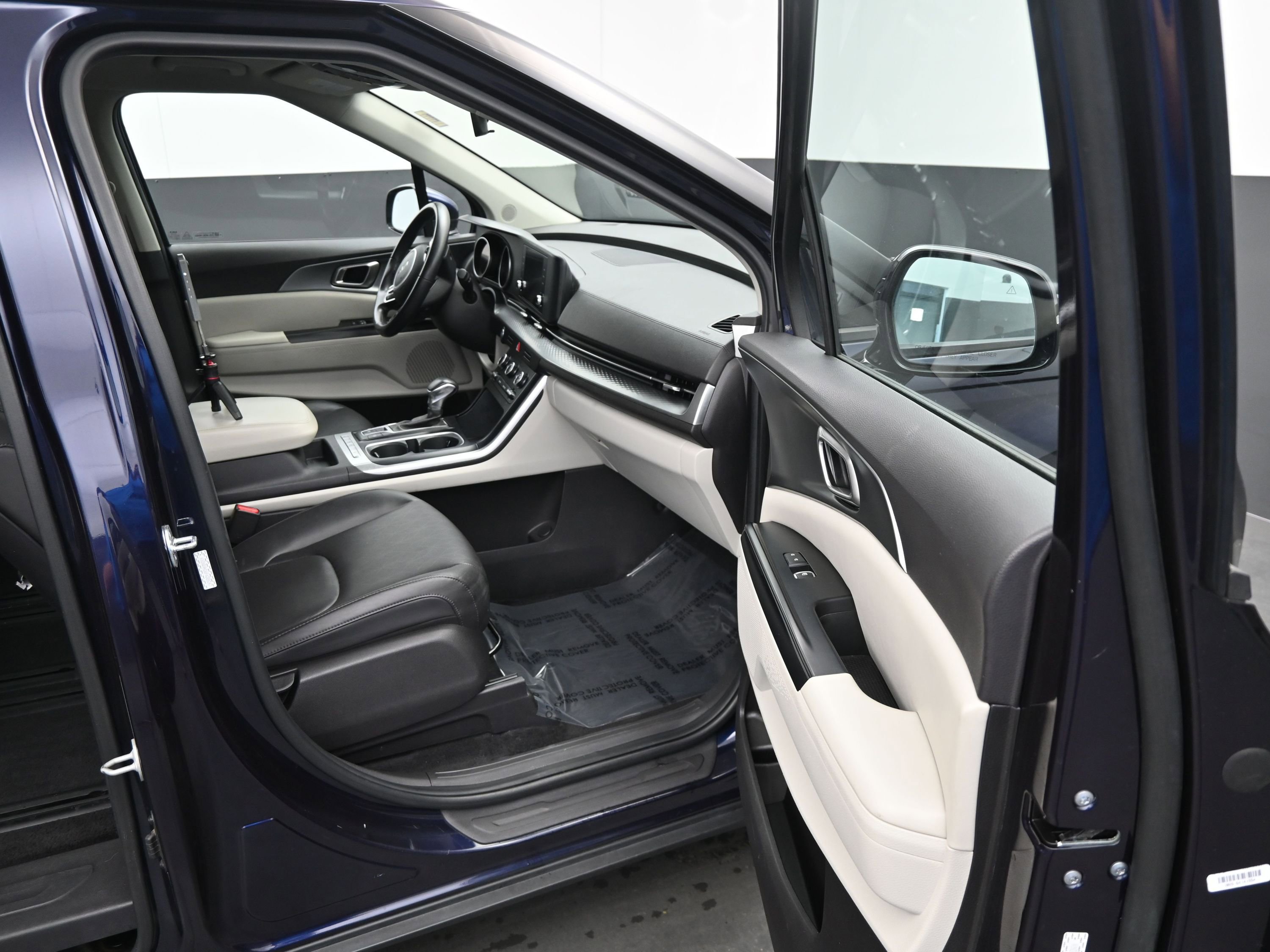 Used 2023 Kia Carnival LX image 11