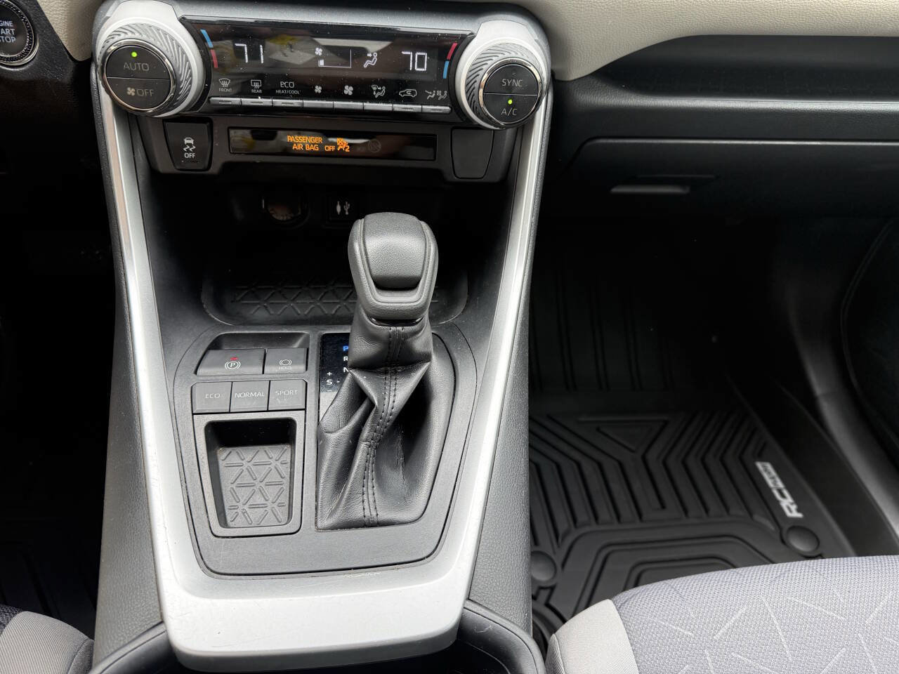 Used 2019 Toyota RAV4 XLE FWD image 12