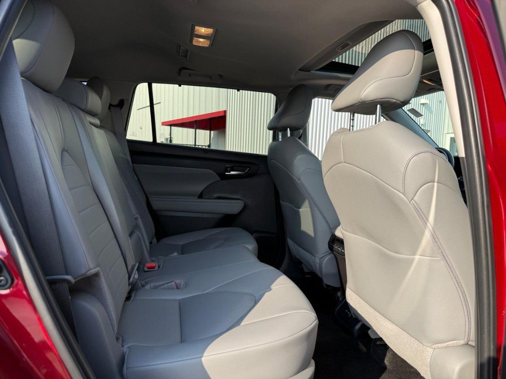 Certified 2024 Toyota Highlander XLE AWD/4WD image 13