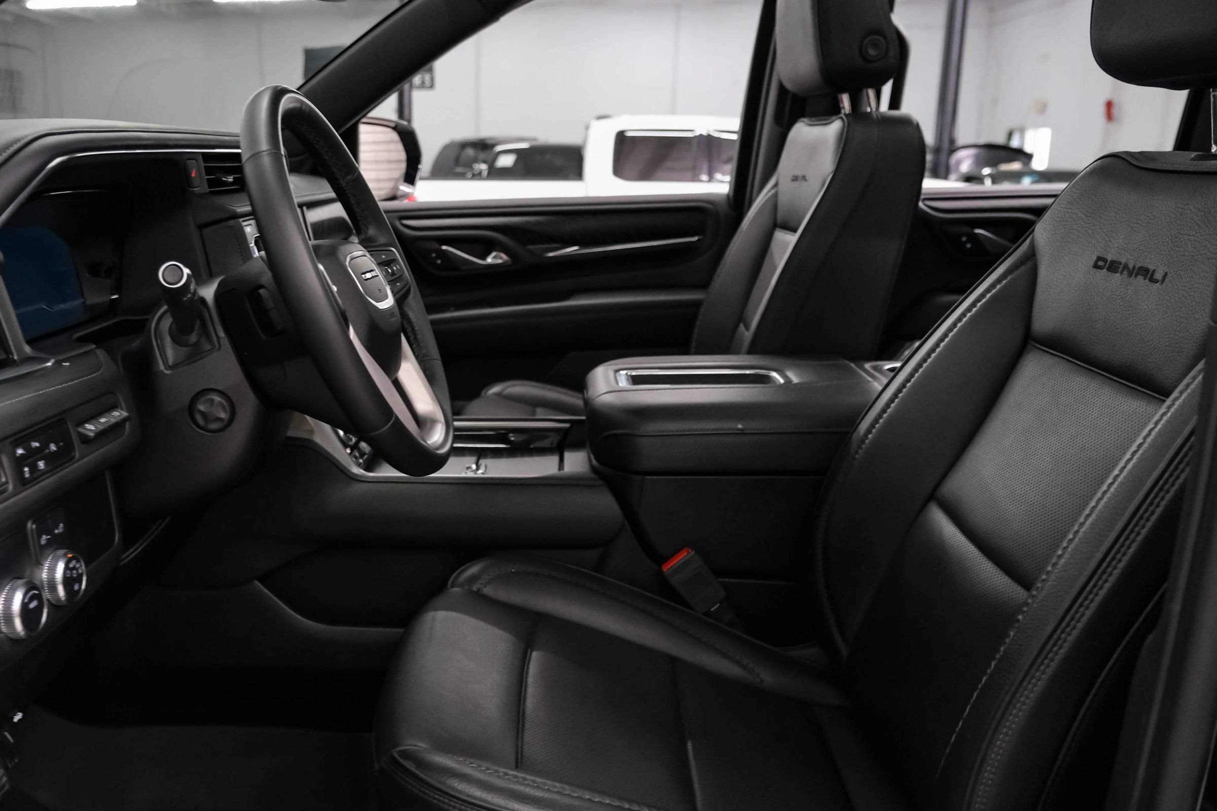 Used 2023 GMC Yukon Denali w/ LPO, Floor Liner Package RWD image 3