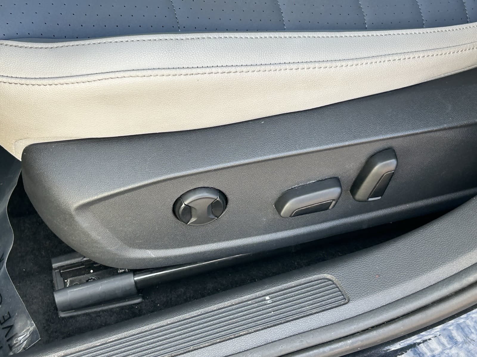 Used 2025 Volkswagen Jetta SE FWD image 24