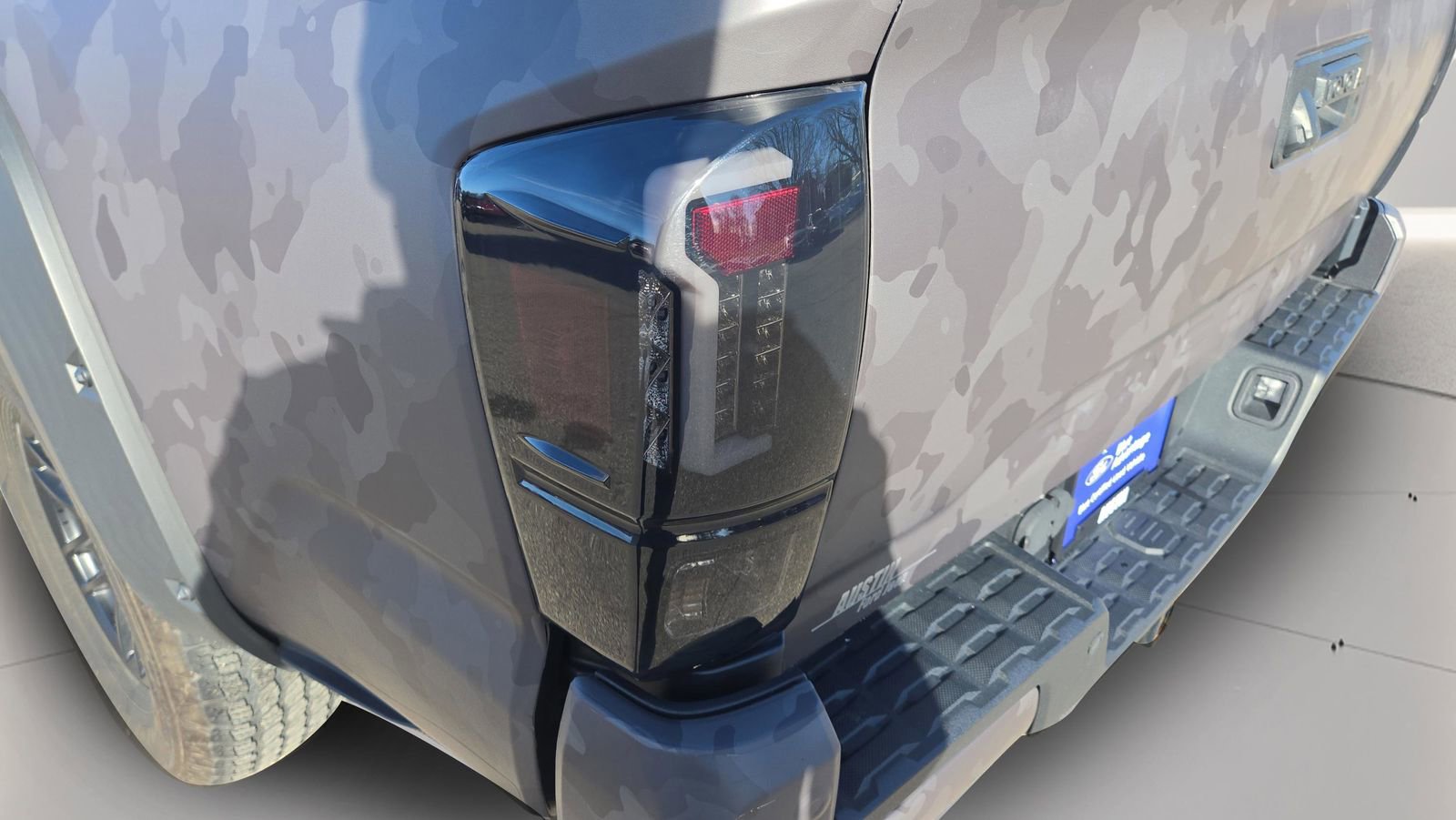 Used 2018 Toyota Tacoma TRD Off-Road w/ Technology Package image 19