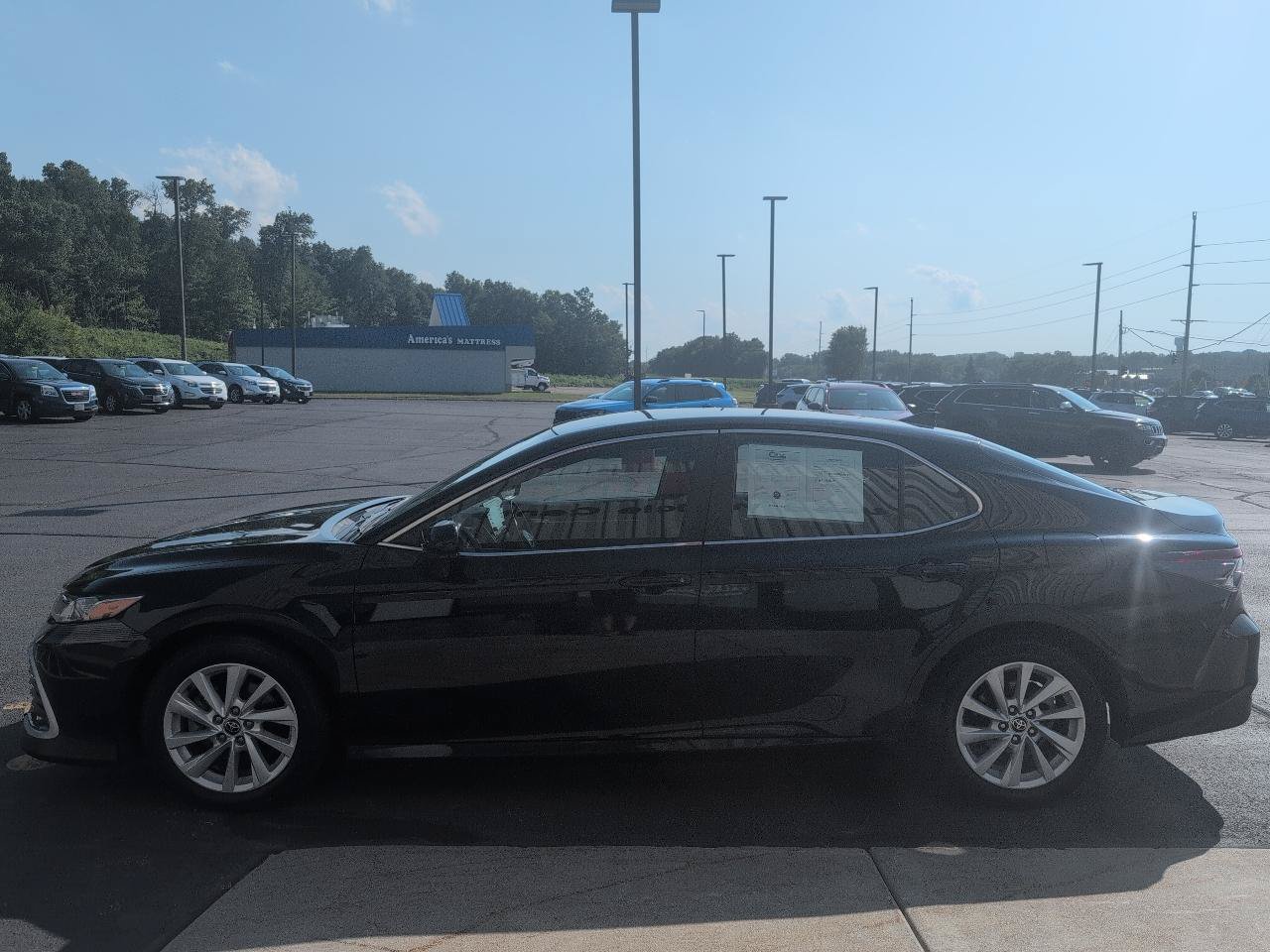 Used 2022 Toyota Camry LE FWD image 5