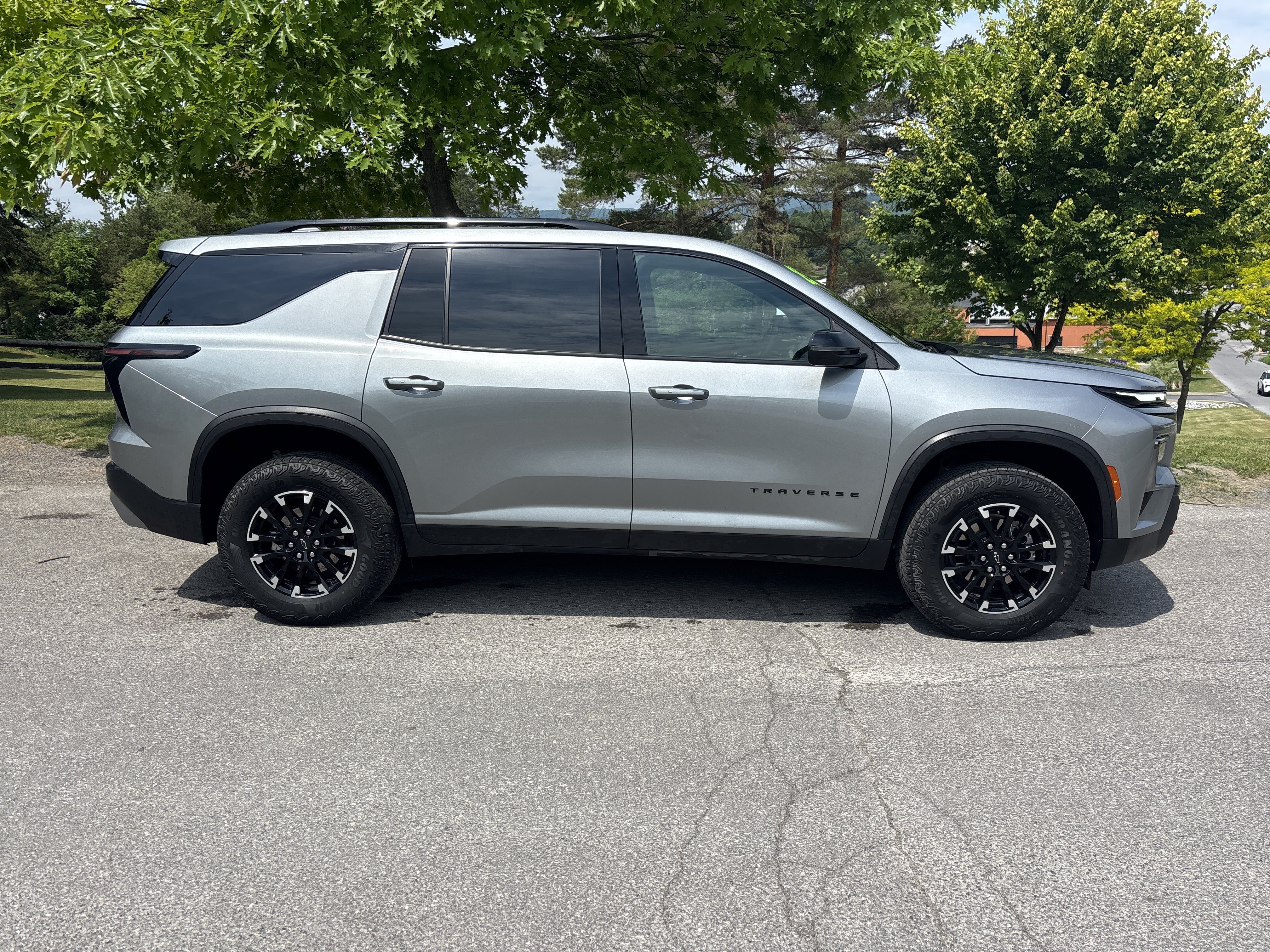 Used 2025 Chevrolet Traverse Z71 AWD/4WD image 2