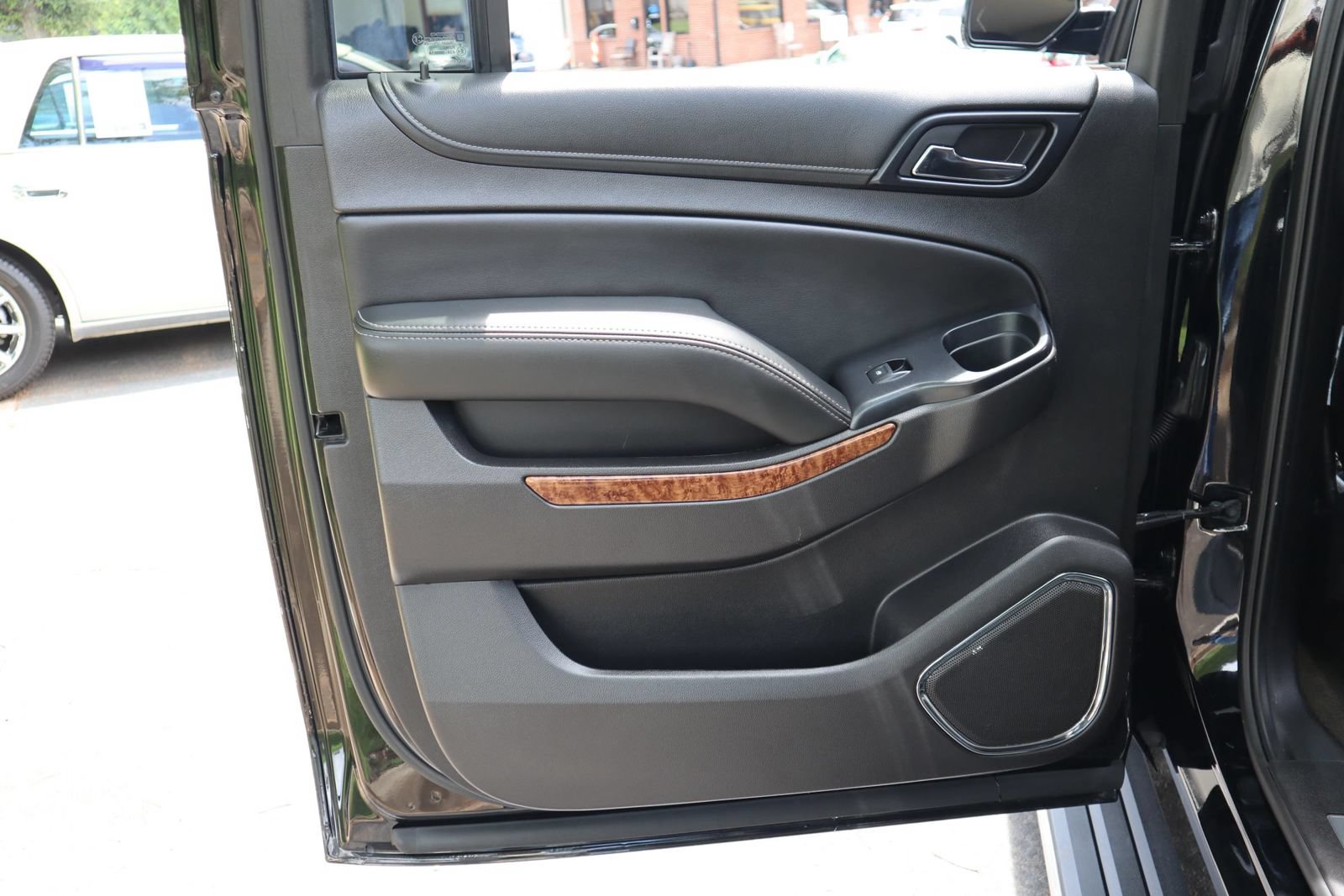 Used 2015 Chevrolet Suburban LTZ RWD image 10