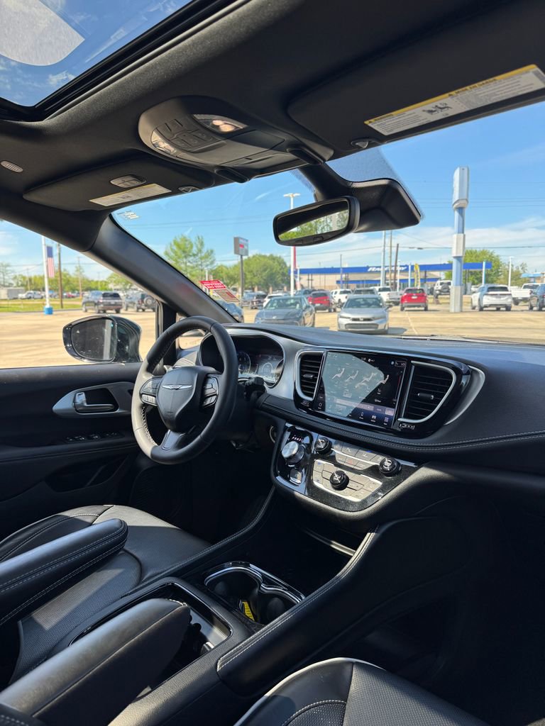 Used 2025 Chrysler Pacifica Limited image 13