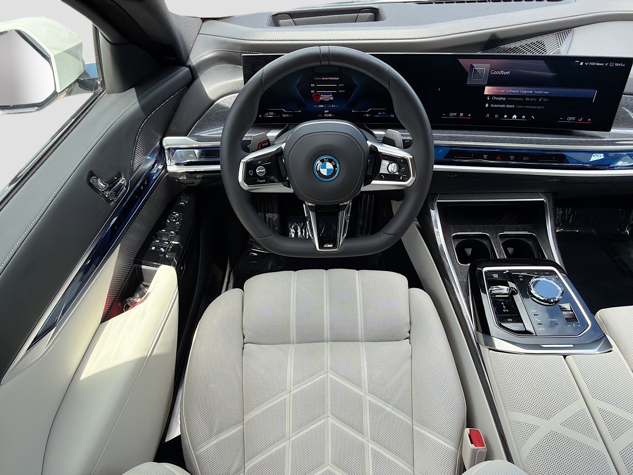 Used 2025 BMW 750e xDrive w/ Executive Package image 17