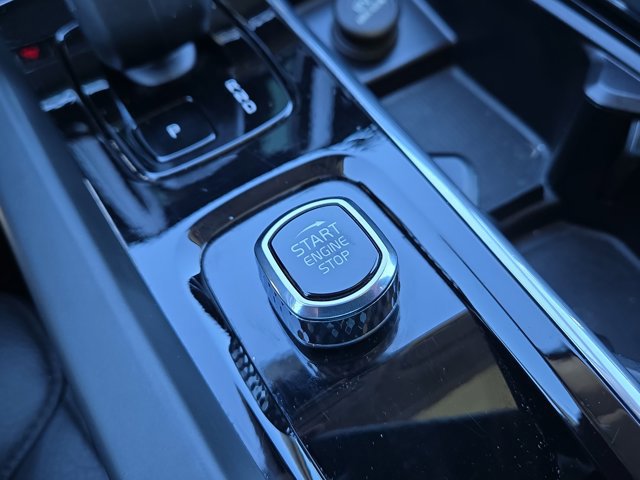 Used 2023 Volvo XC60 B5 Plus image 29