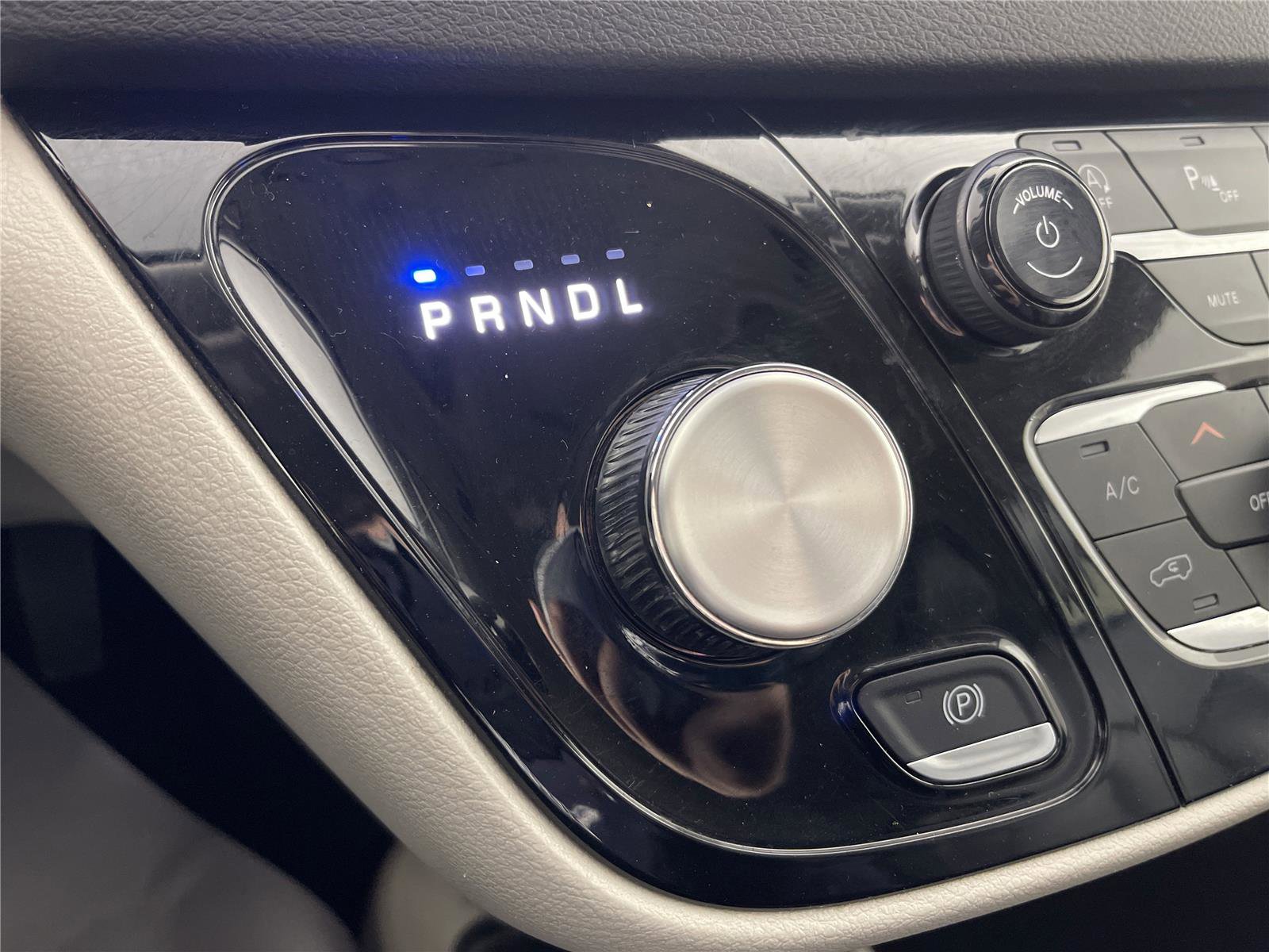 Used 2024 Chrysler Pacifica Touring-L image 23