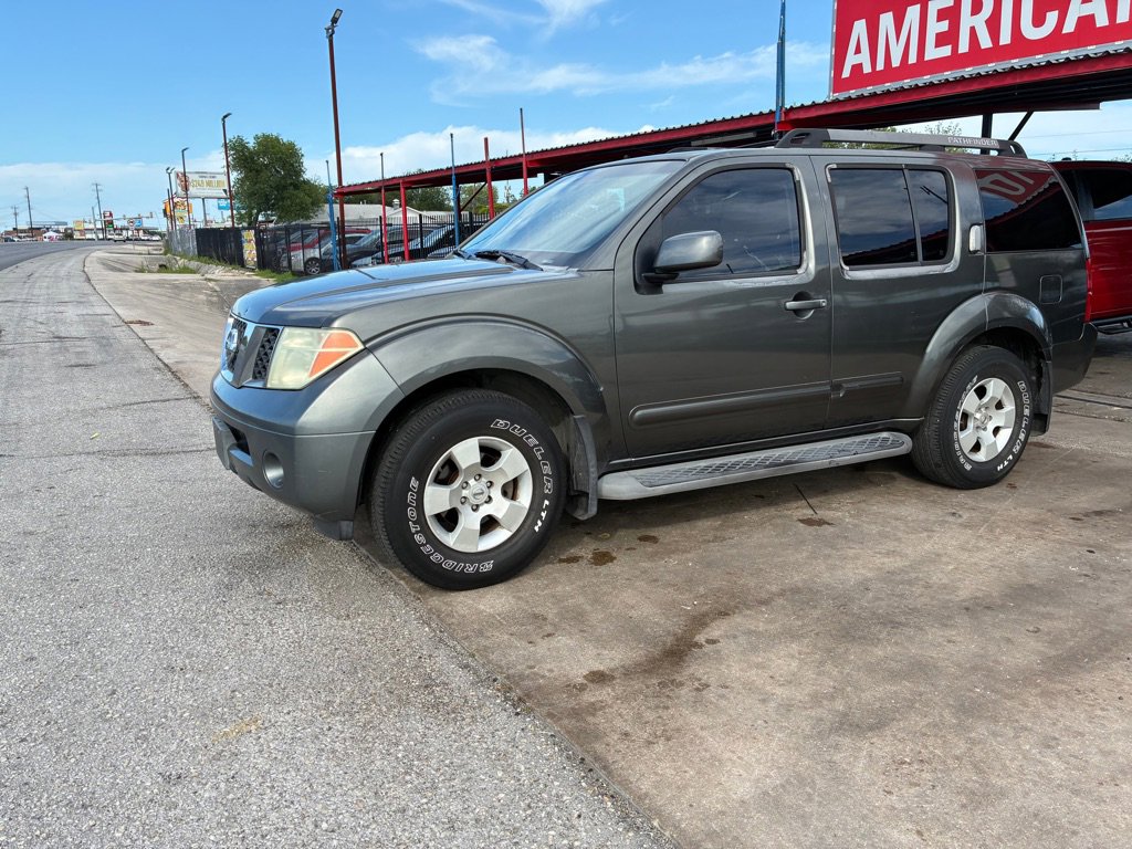Used 2005 Nissan Pathfinder SE w/ (P01) Se Premium Pkg RWD image 1