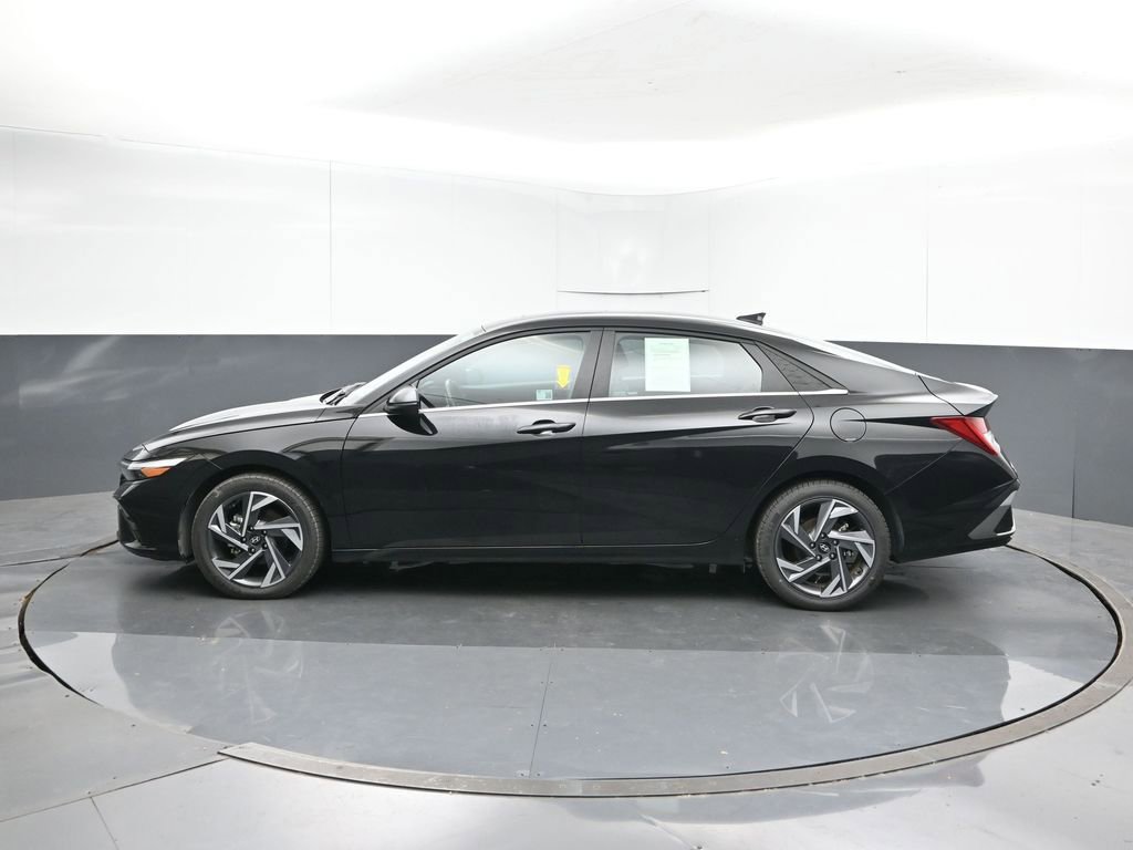 Used 2025 Hyundai Elantra Limited image 3