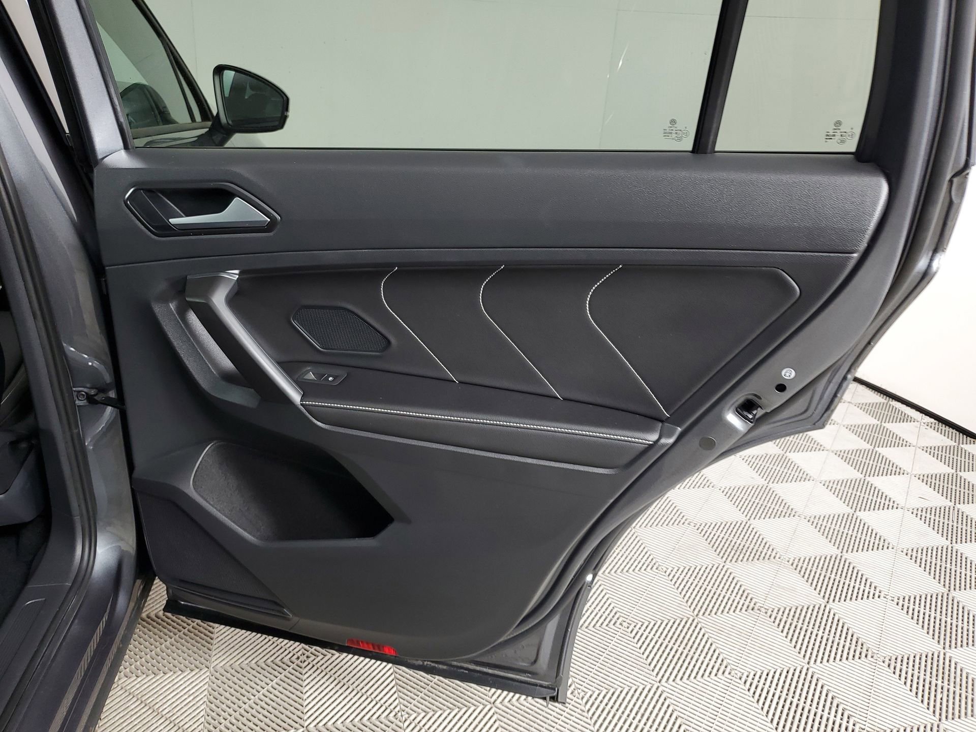 Used 2022 Volkswagen Tiguan SE R-Line image 22