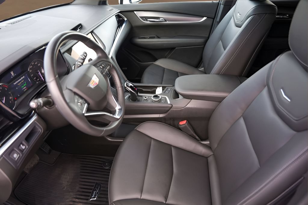 Used 2025 Cadillac XT6 Luxury w/ LPO, Bronce Accent Package FWD image 9