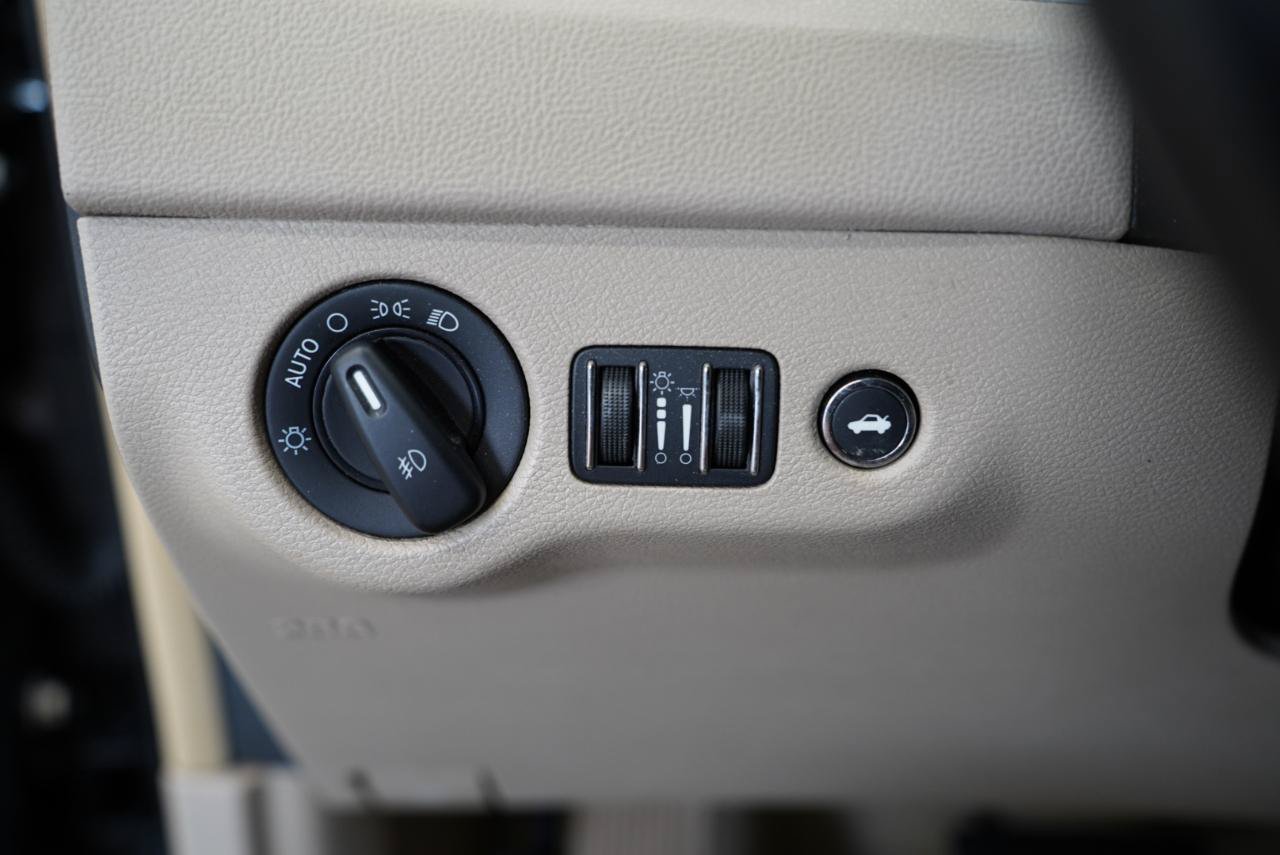 Used 2011 Chrysler 300 Limited RWD image 22