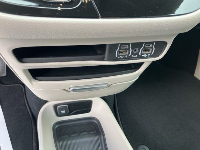 Used 2024 Chrysler Pacifica Touring-L FWD image 16