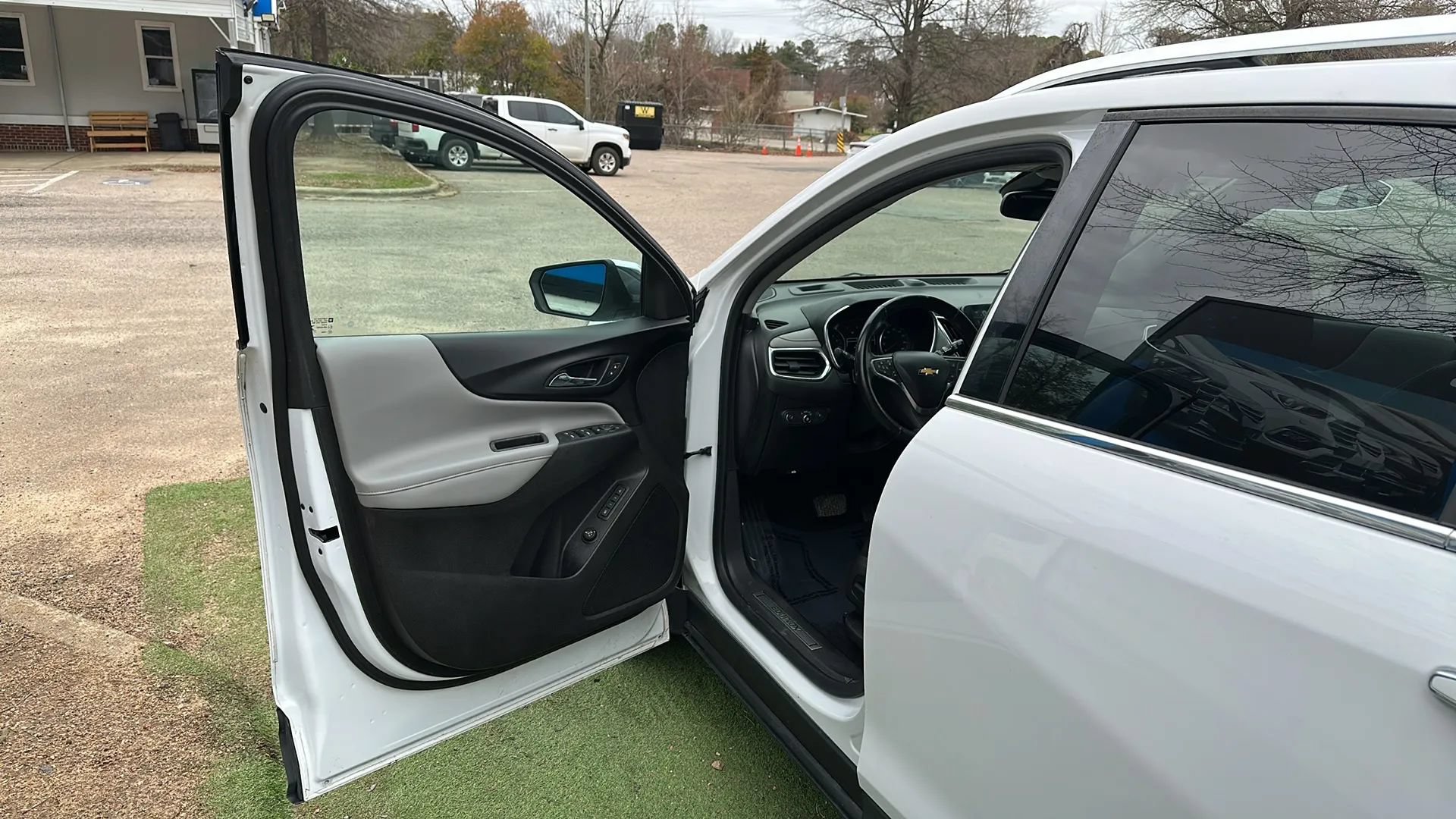 Used 2018 Chevrolet Equinox Premier FWD image 16