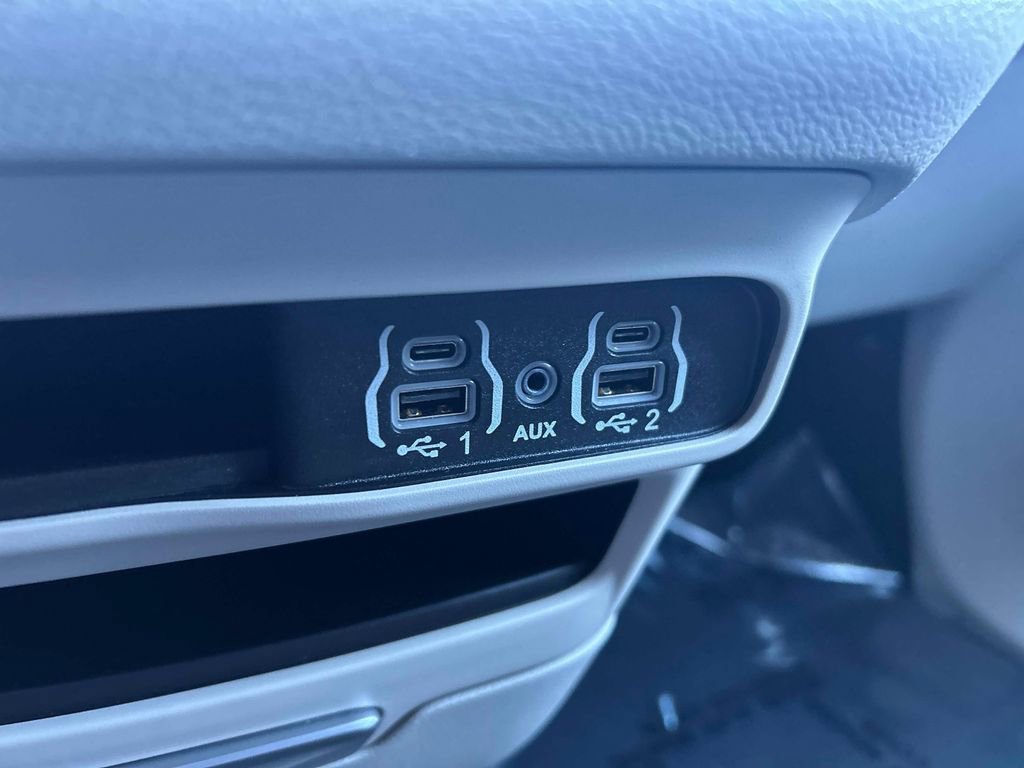 Used 2024 Chrysler Pacifica Touring-L image 33