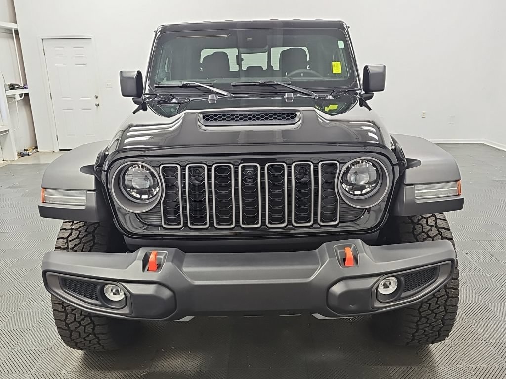 Used 2025 Jeep Gladiator Mojave w/ Convenience Group AWD/4WD image 4