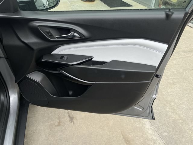 Used 2025 Chevrolet Trax LT w/ LT Convenience Package FWD image 39