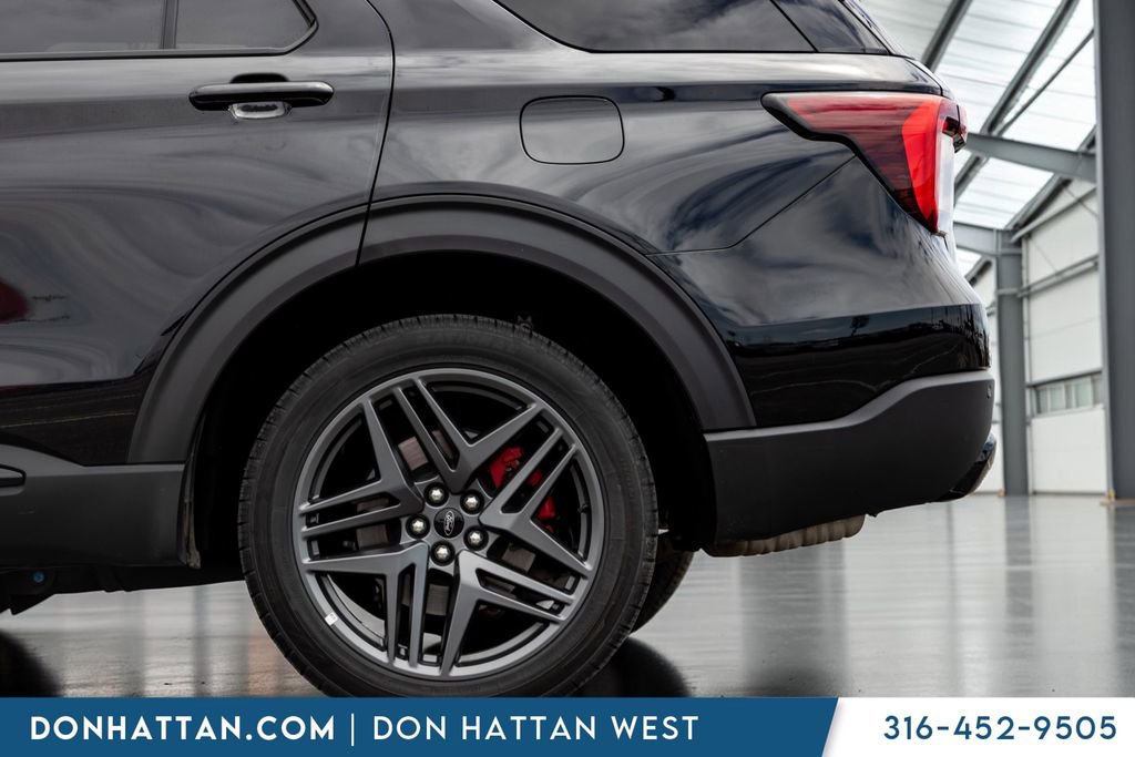 Used 2025 Ford Explorer ST-Line w/ ST-Line Street Pack AWD/4WD image 30