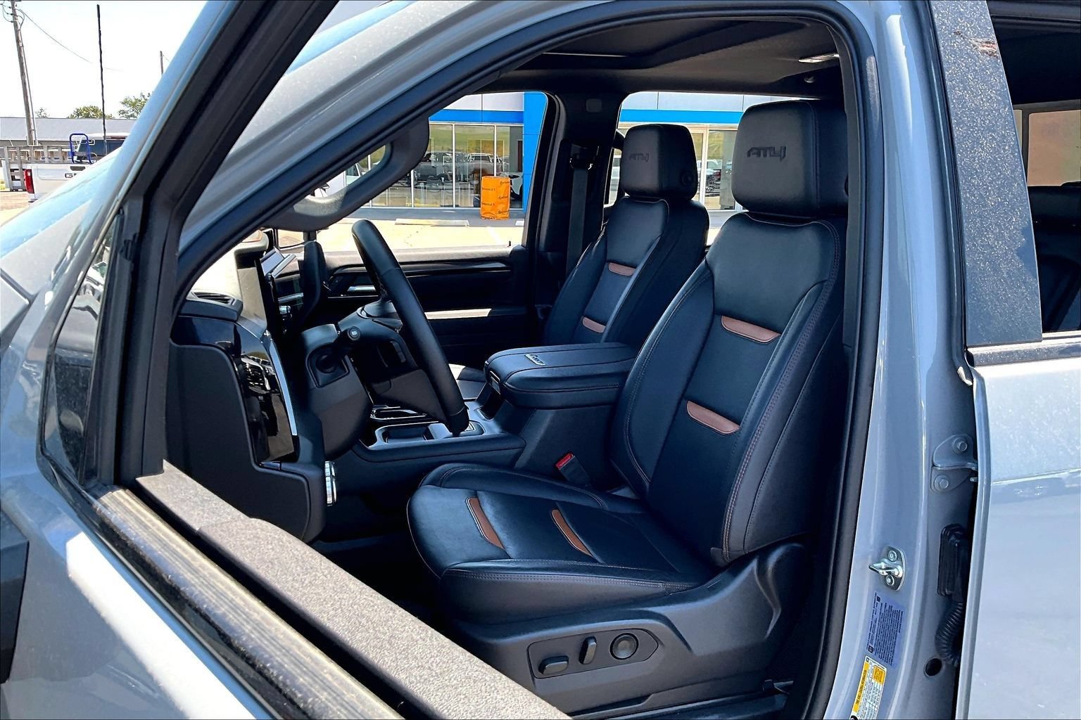 Used 2025 GMC Sierra 2500 AT4 w/ AT4 Premium Plus Package AWD/4WD image 27
