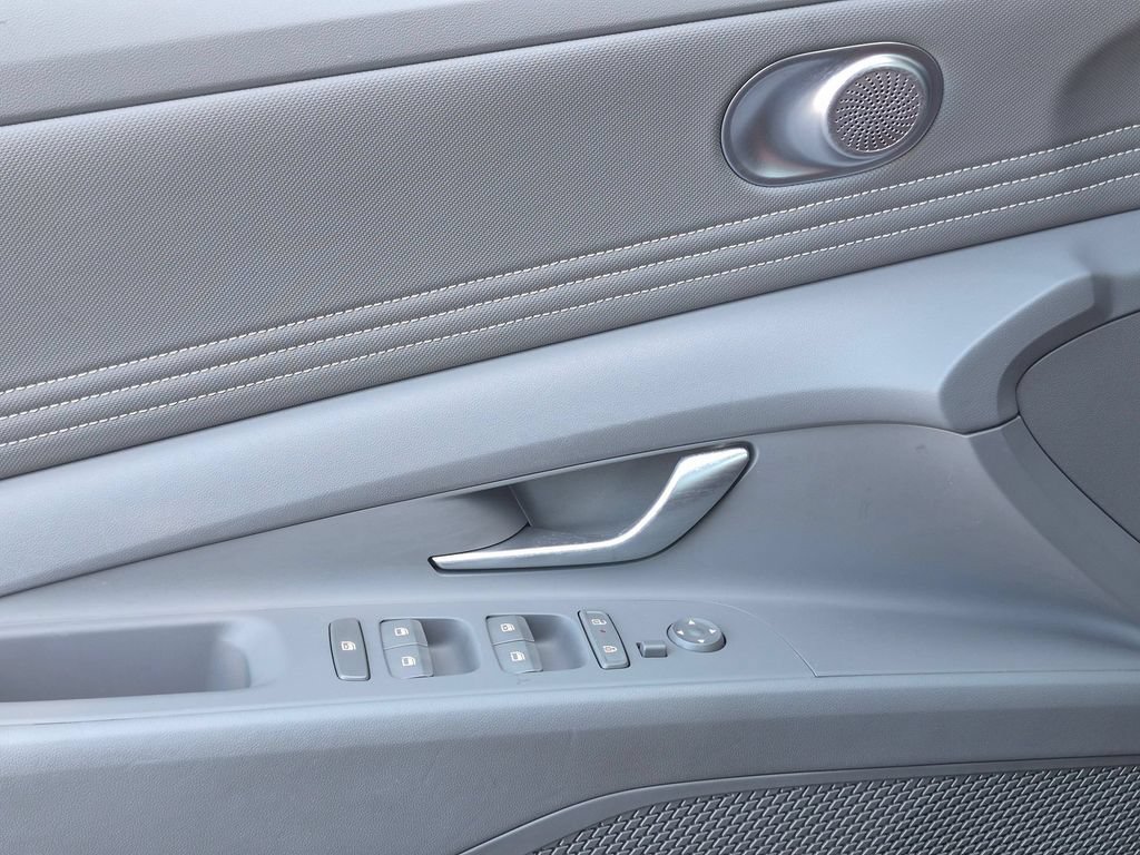 Used 2025 Hyundai Elantra SEL FWD image 13