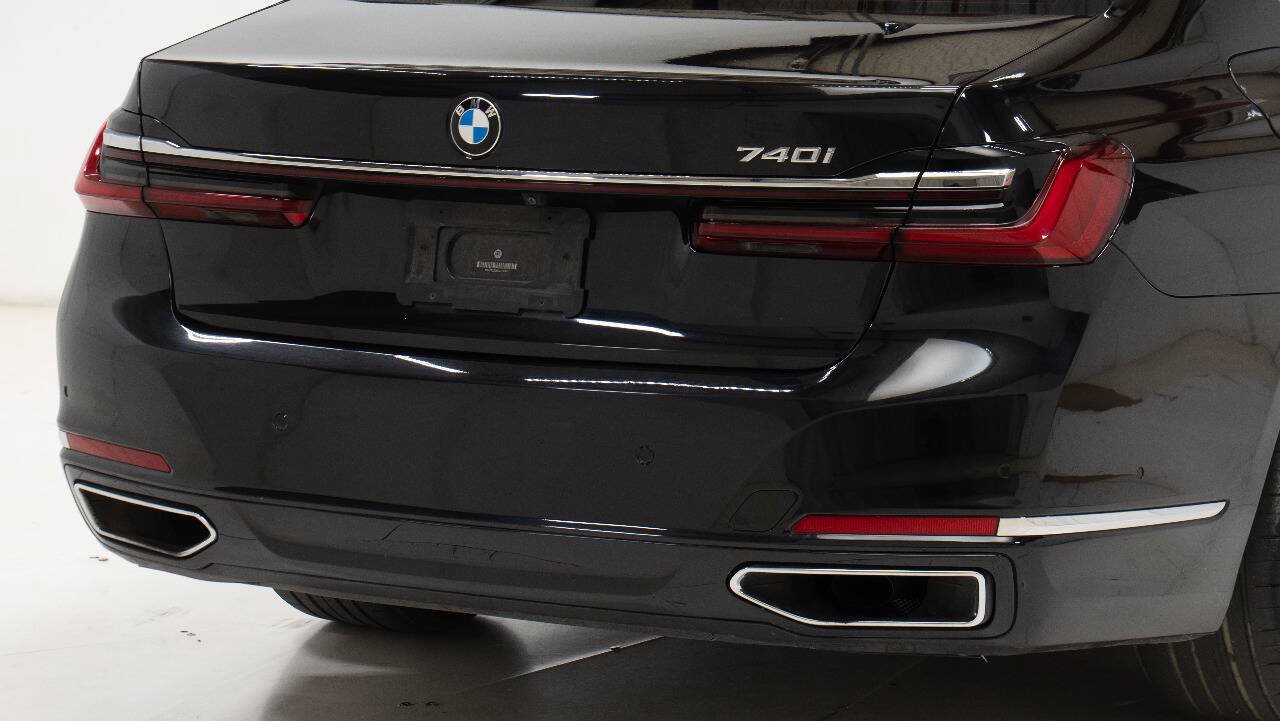 Used 2021 BMW 740i w/ Premium Package RWD image 13