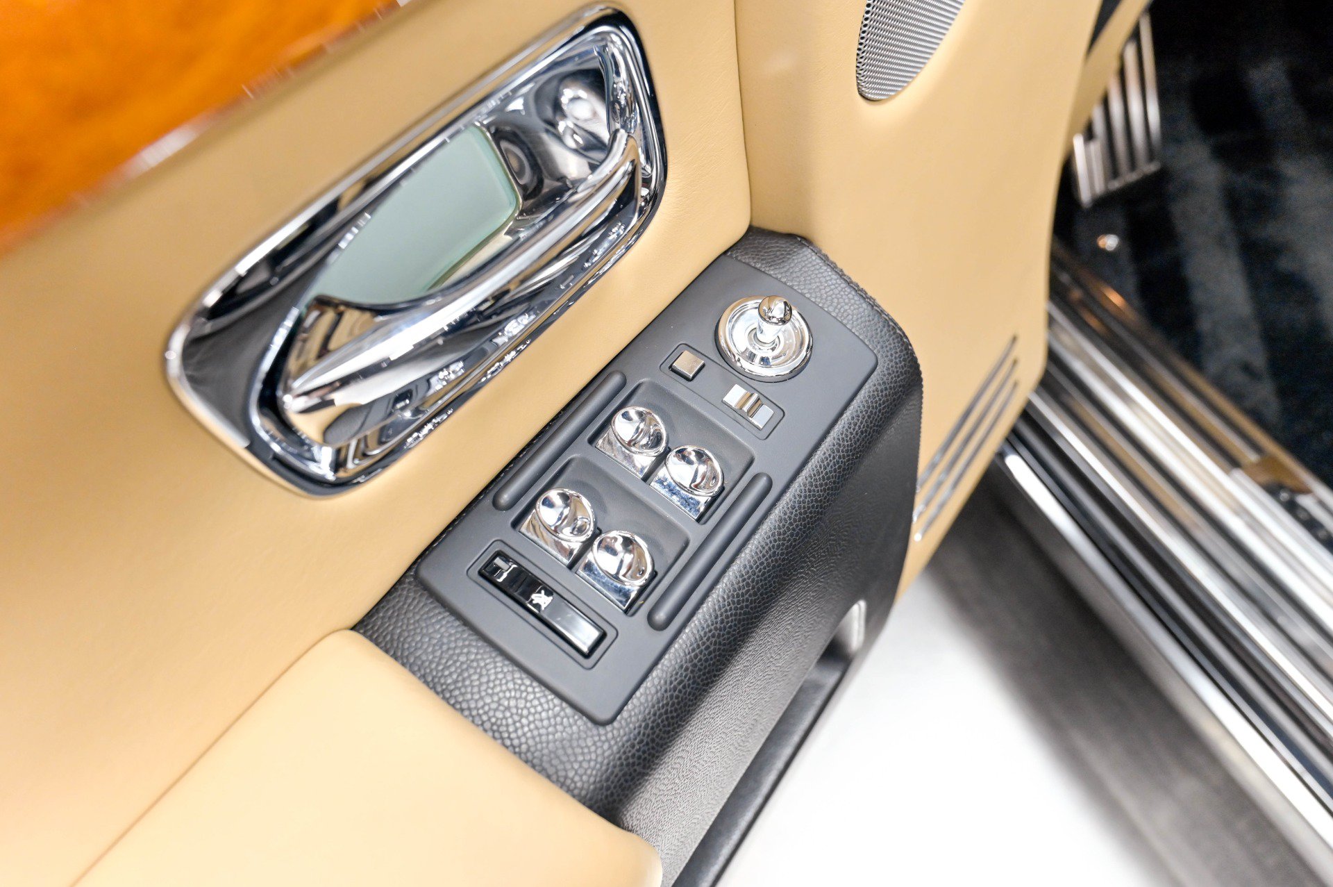 Used 2013 Rolls-Royce Phantom Sedan RWD image 75