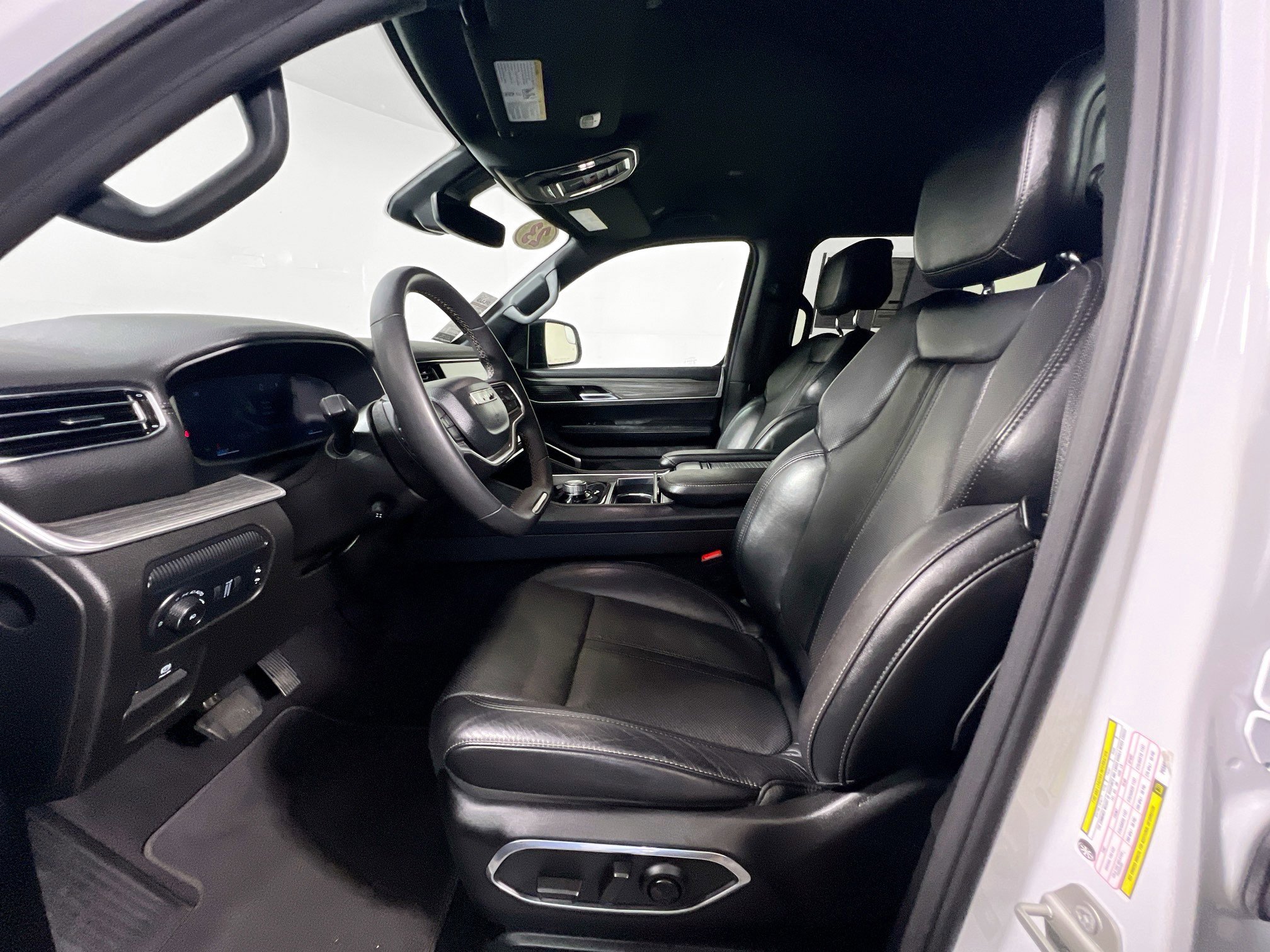 Used 2023 Jeep Wagoneer L Series II image 14