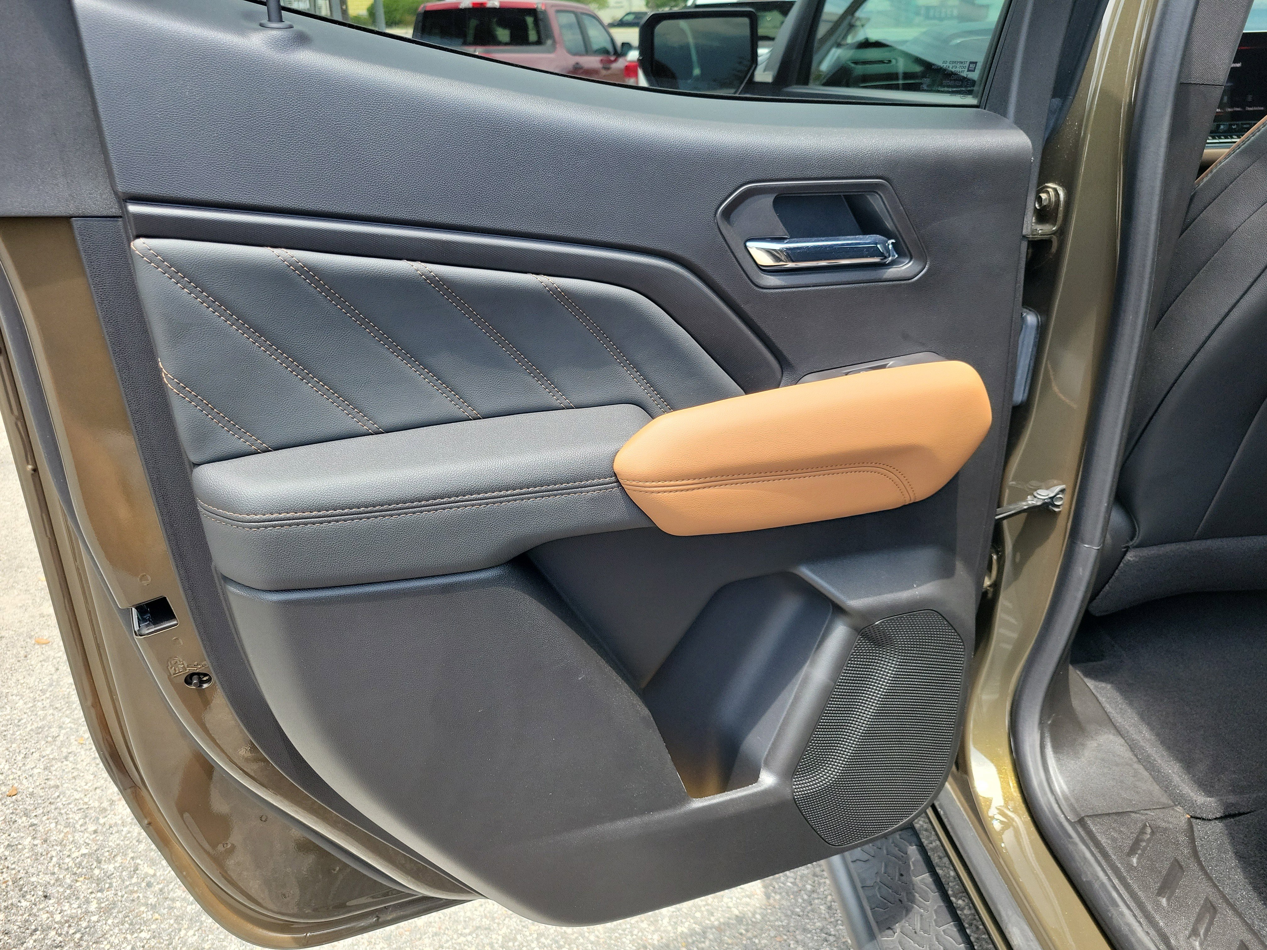 Used 2025 GMC Canyon AT4 w/ Technology Plus Package AWD/4WD image 13