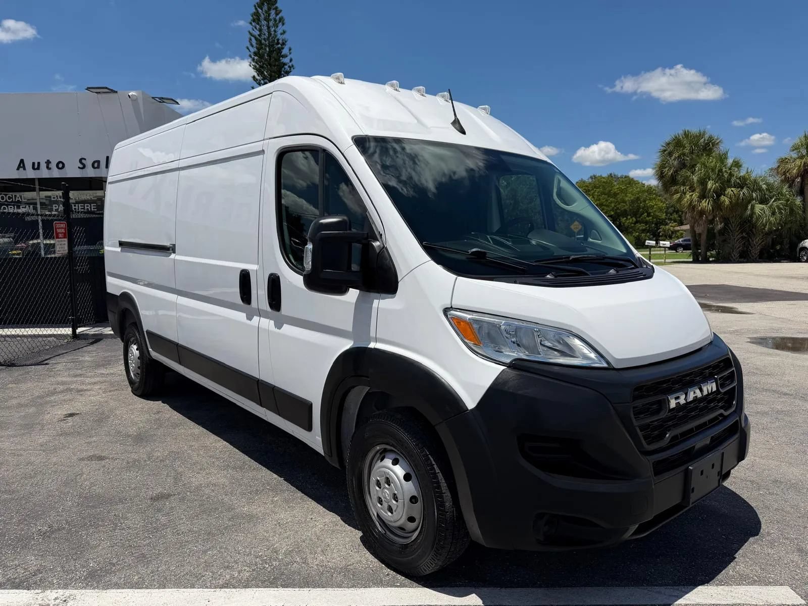 Used 2023 RAM ProMaster 2500 FWD image 3