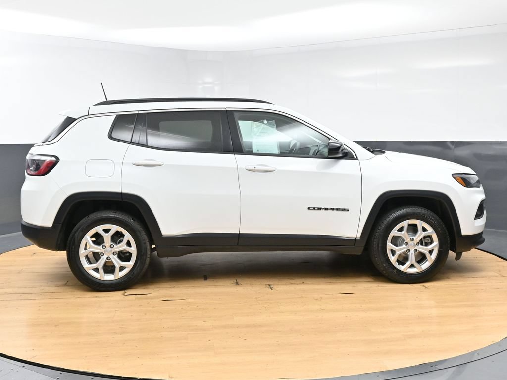 Used 2024 Jeep Compass Latitude AWD/4WD image 8