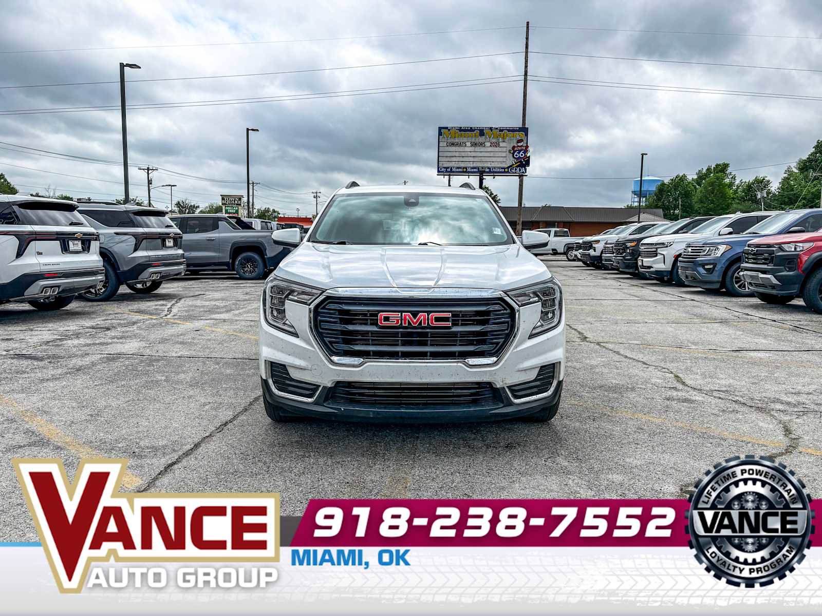 Used 2024 GMC Terrain SLE w/ Driver Convenience Package FWD image 2