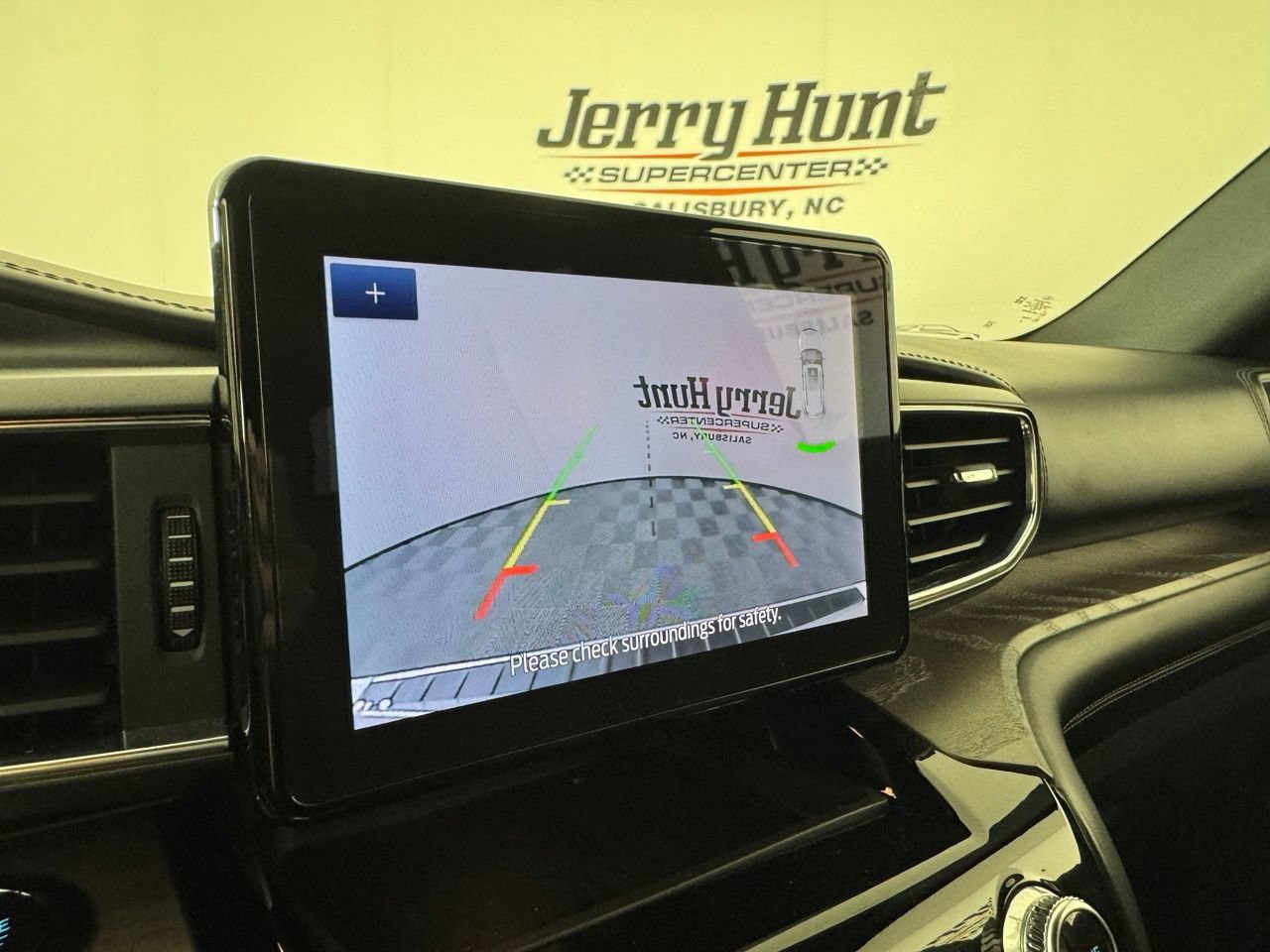 Used 2023 Ford Explorer Platinum w/ Class IV Trailer Tow Package AWD/4WD image 14