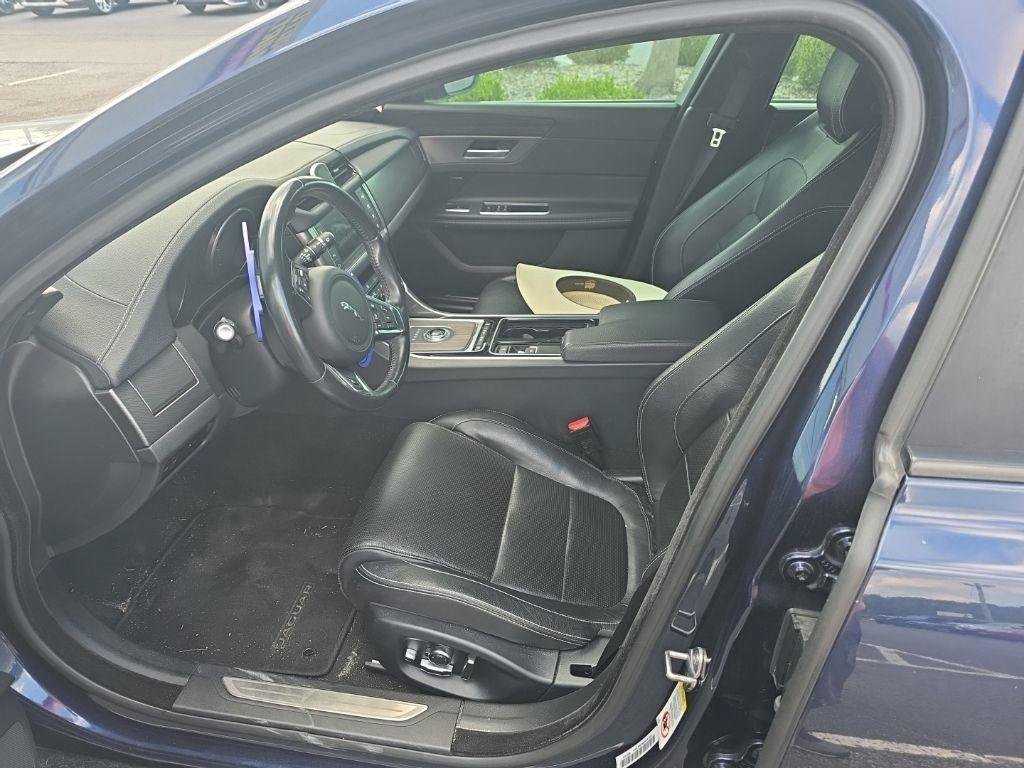 Used 2018 Jaguar XF S RWD image 9