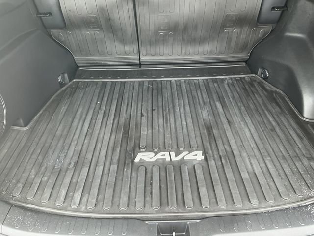 Used 2022 Toyota RAV4 XLE Premium image 39