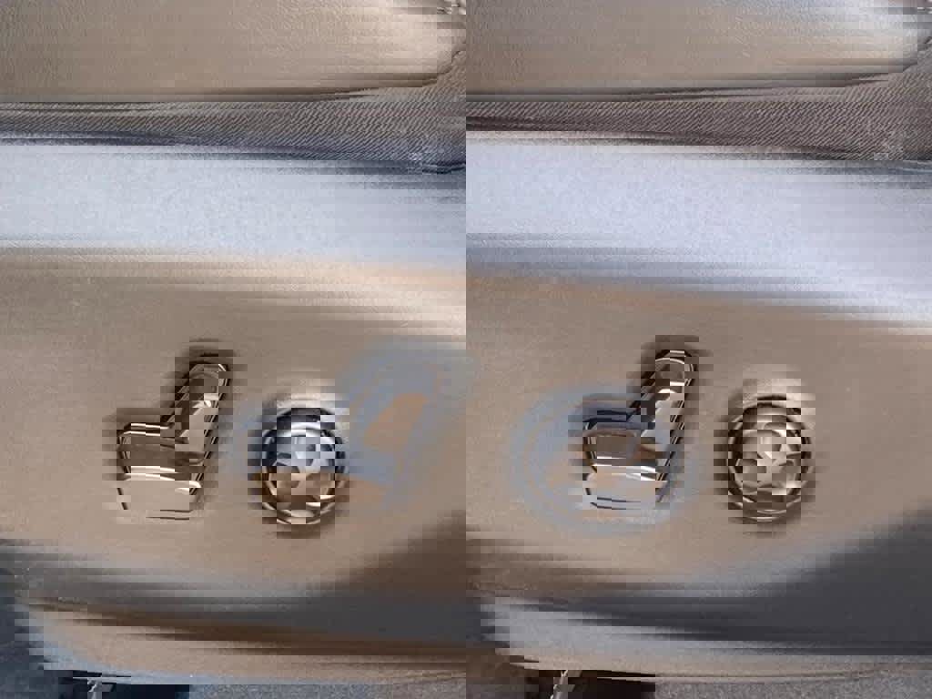 Used 2023 Chrysler Pacifica Limited w/ Uconnect Theater Family Group image 14