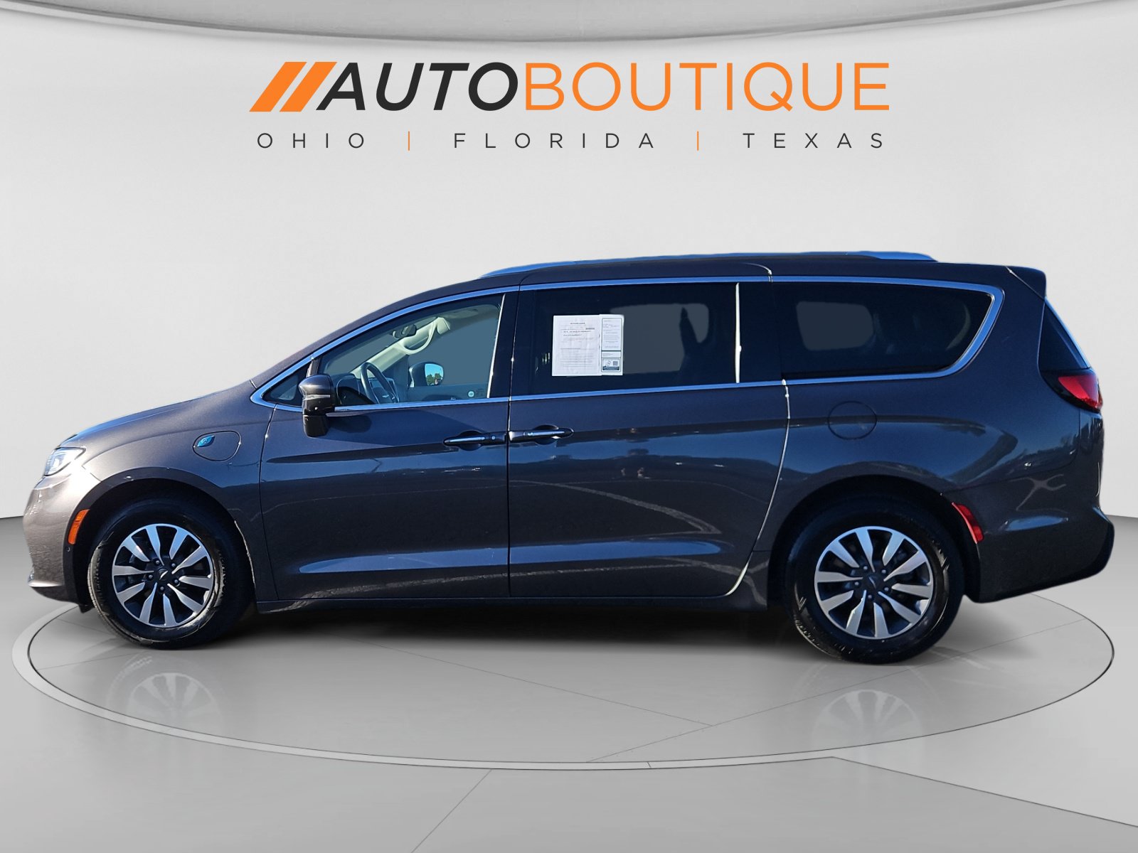 Used 2021 Chrysler Pacifica Touring-L FWD image 2