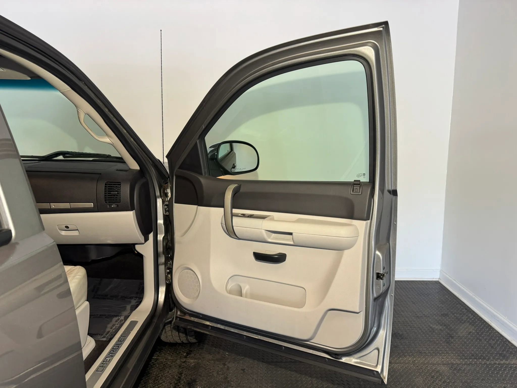 Used 2009 Chevrolet Silverado 1500 LT w/ Regional Value Package image 19